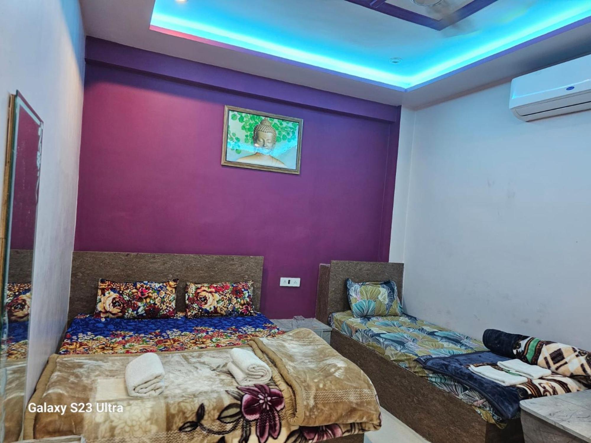 Goroomgo Kashi Raj Ghat Near Ganga Rajghat - Kashi Railway Station 500 - Kashi Vishwanath Temple - Hotel-at-prime-location Spacious-room With-wi-fi & Parking Availability, 3* Varanasi