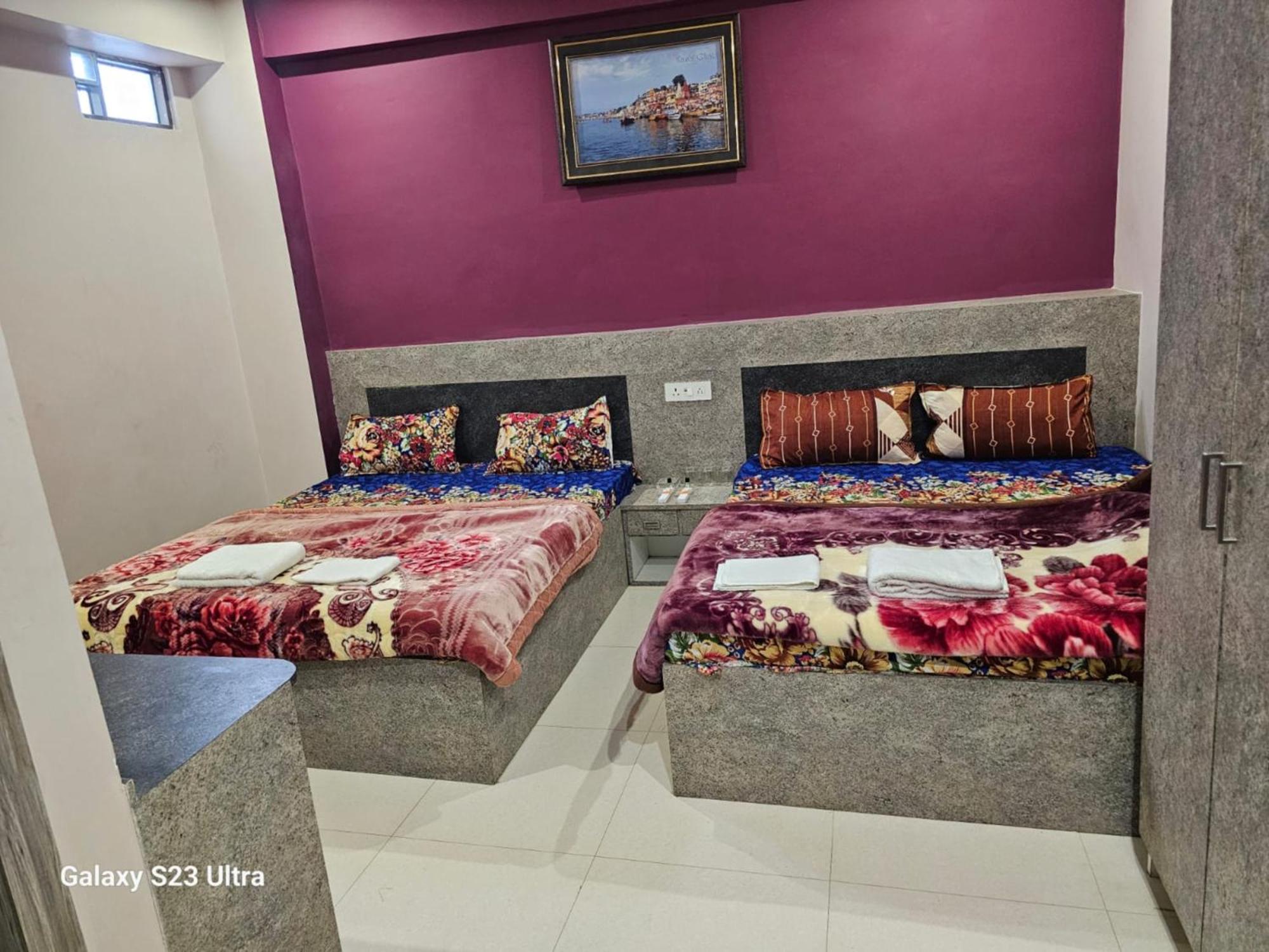 Goroomgo Kashi Raj Ghat Near Ganga Rajghat - Kashi Railway Station 500 - Kashi Vishwanath Temple - Hotel-at-prime-location Spacious-room With-wi-fi & Parking Availability, Hotel