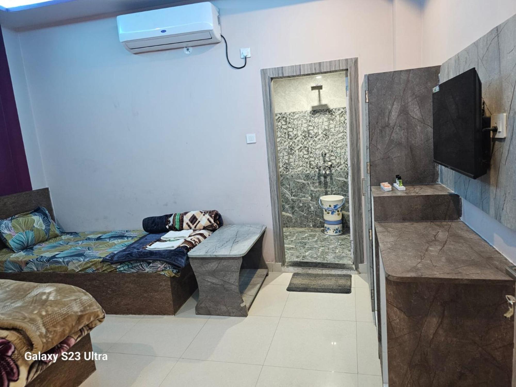 Hotel Goroomgo Kashi Raj Ghat Near Ganga Rajghat - Kashi Railway Station 500 - Kashi Vishwanath Temple - Hotel-at-prime-location Spacious-room With-wi-fi & Parking Availability,