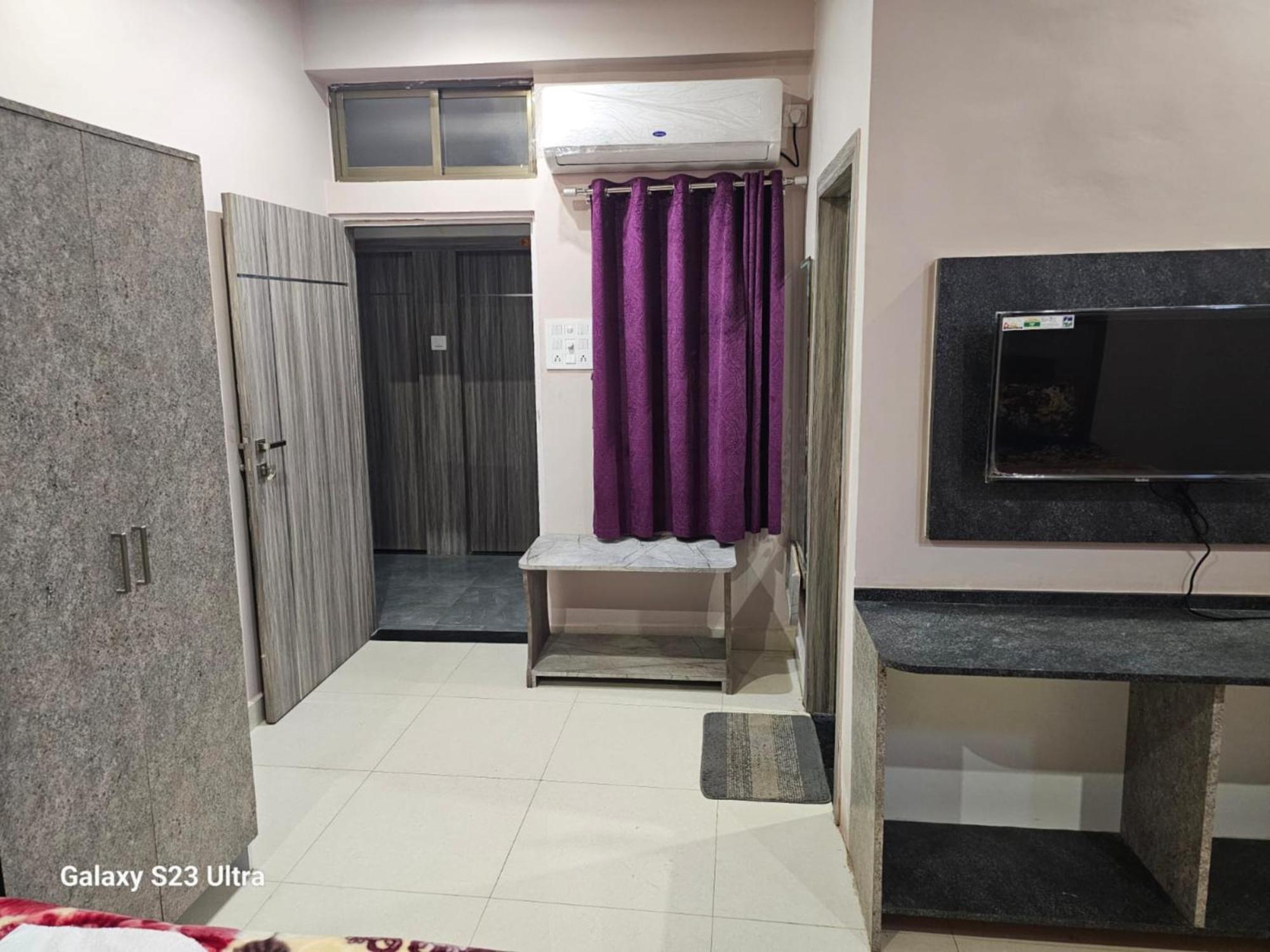 Goroomgo Kashi Raj Ghat Near Ganga Rajghat - Kashi Railway Station 500 - Kashi Vishwanath Temple - Hotel-at-prime-location Spacious-room With-wi-fi & Parking Availability, 3* Varanasi