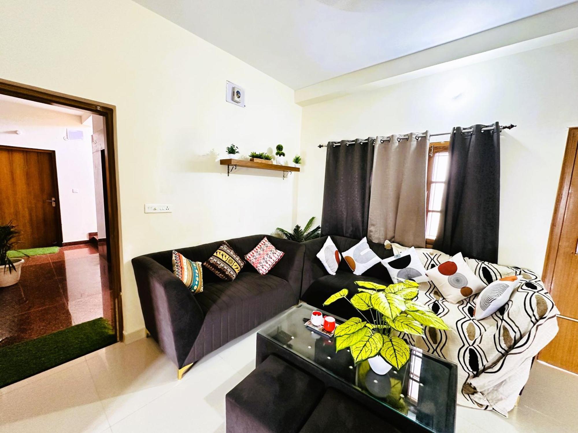 Zoomstay - 3bhk Apartment *