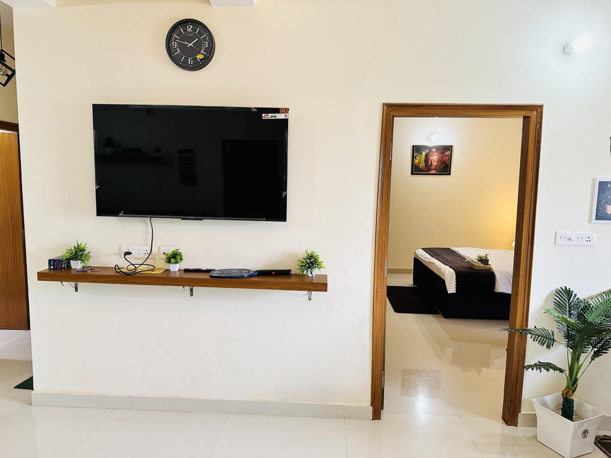 Zoomstay - 3bhk *