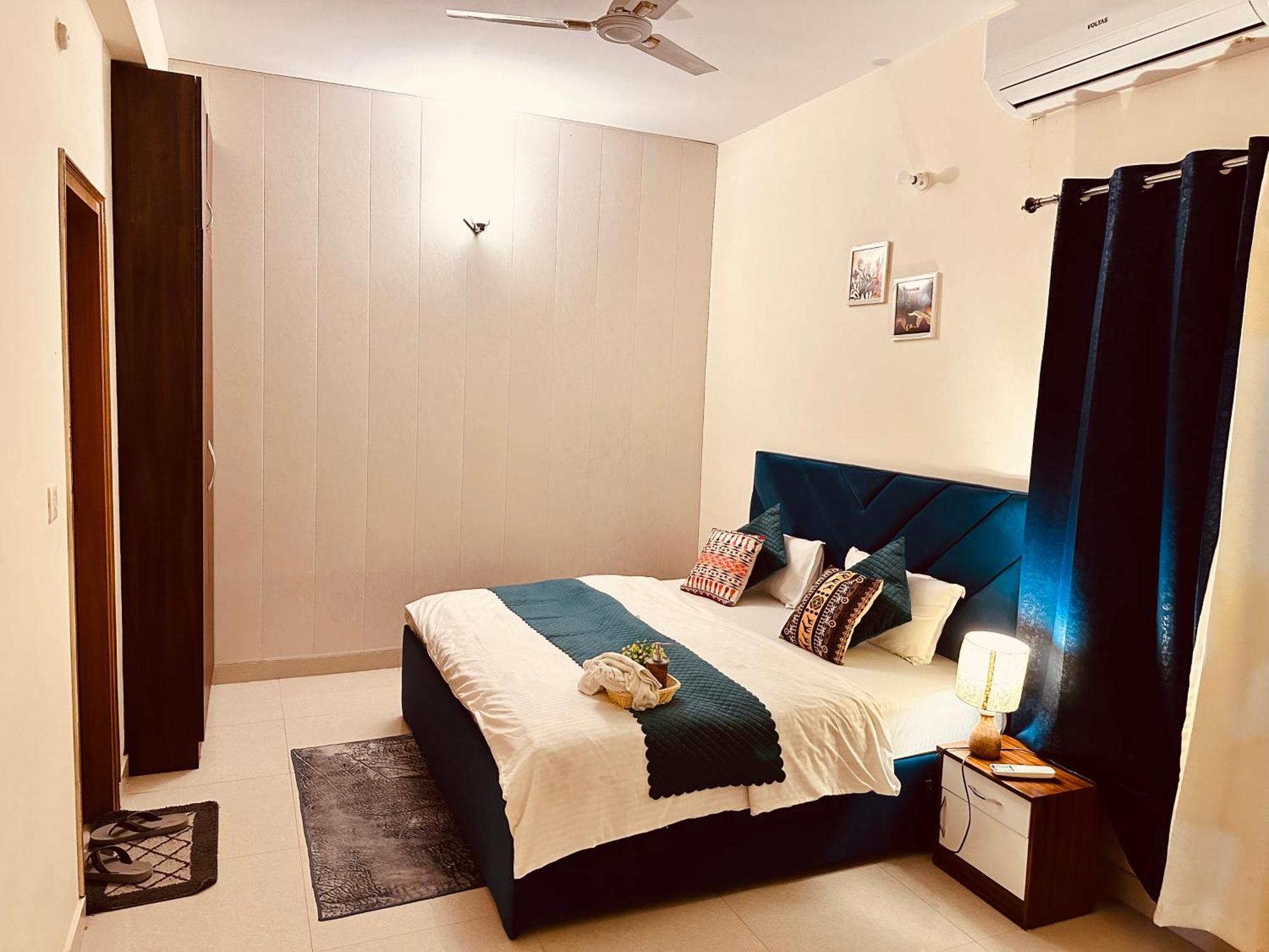 Zoomstay - 3bhk Apartment *