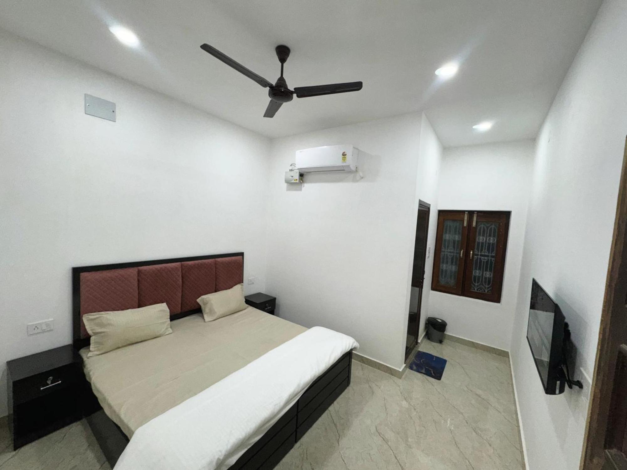 Divine Kashi Near Shree Kashi Vishwanath Temple Holiday home