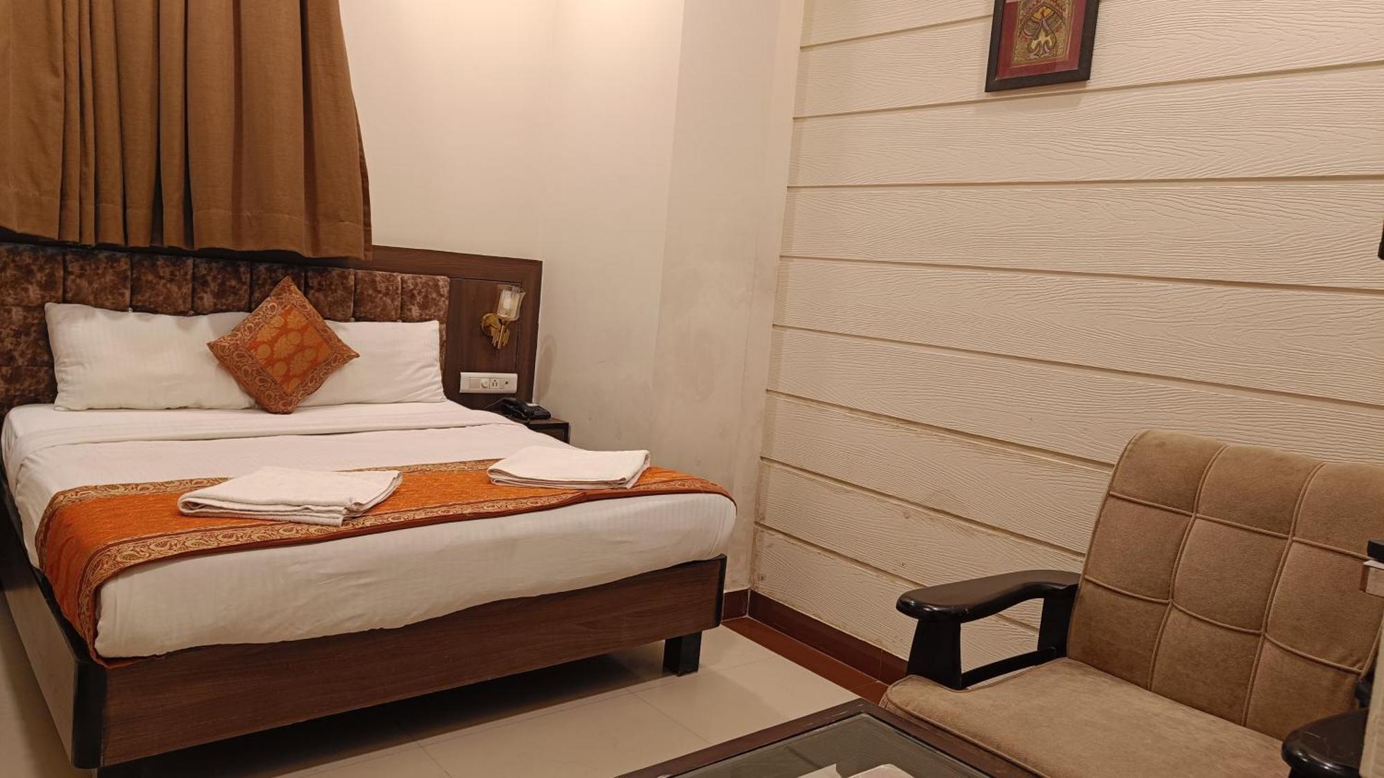 Hotel Hvh Kashi Vishwanath - 400 Meters From Kashi Vishwanath Temple & Ganga Aarti Ghat 3*
