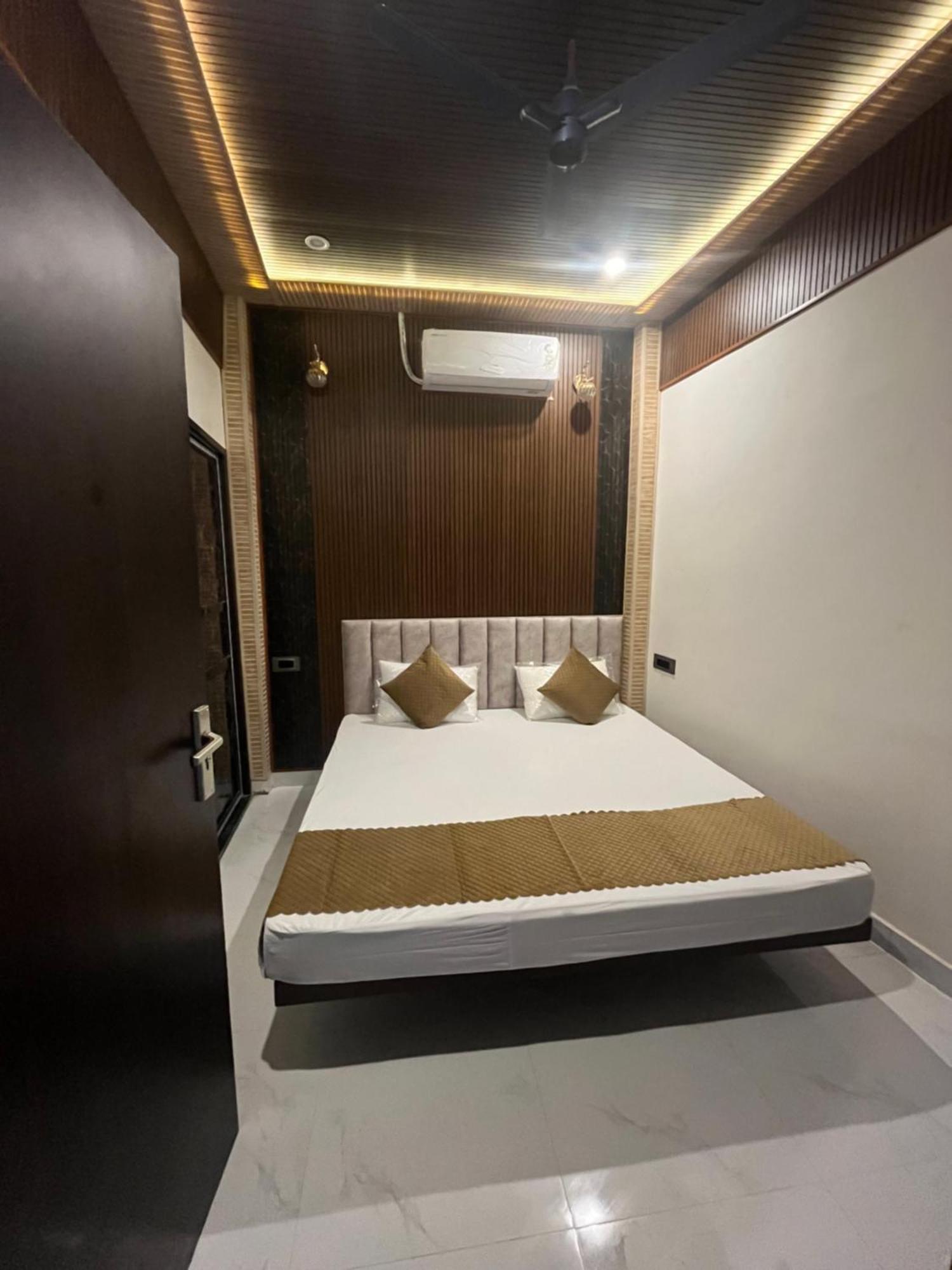 Om Nilay Paying Guest house *