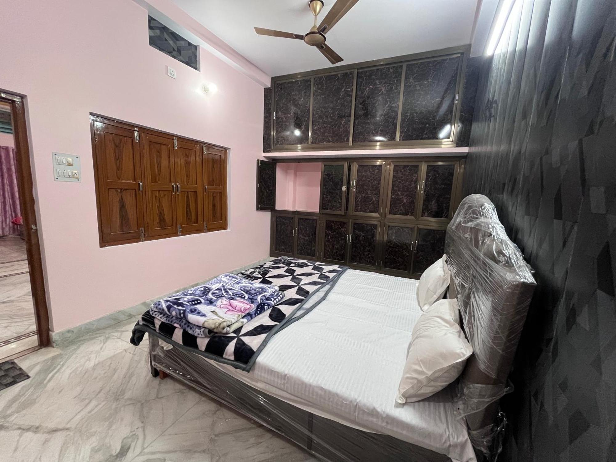 Trilok P - Dashashwamedh Ghat Near Kashi Vishwanath Temple Guest house *