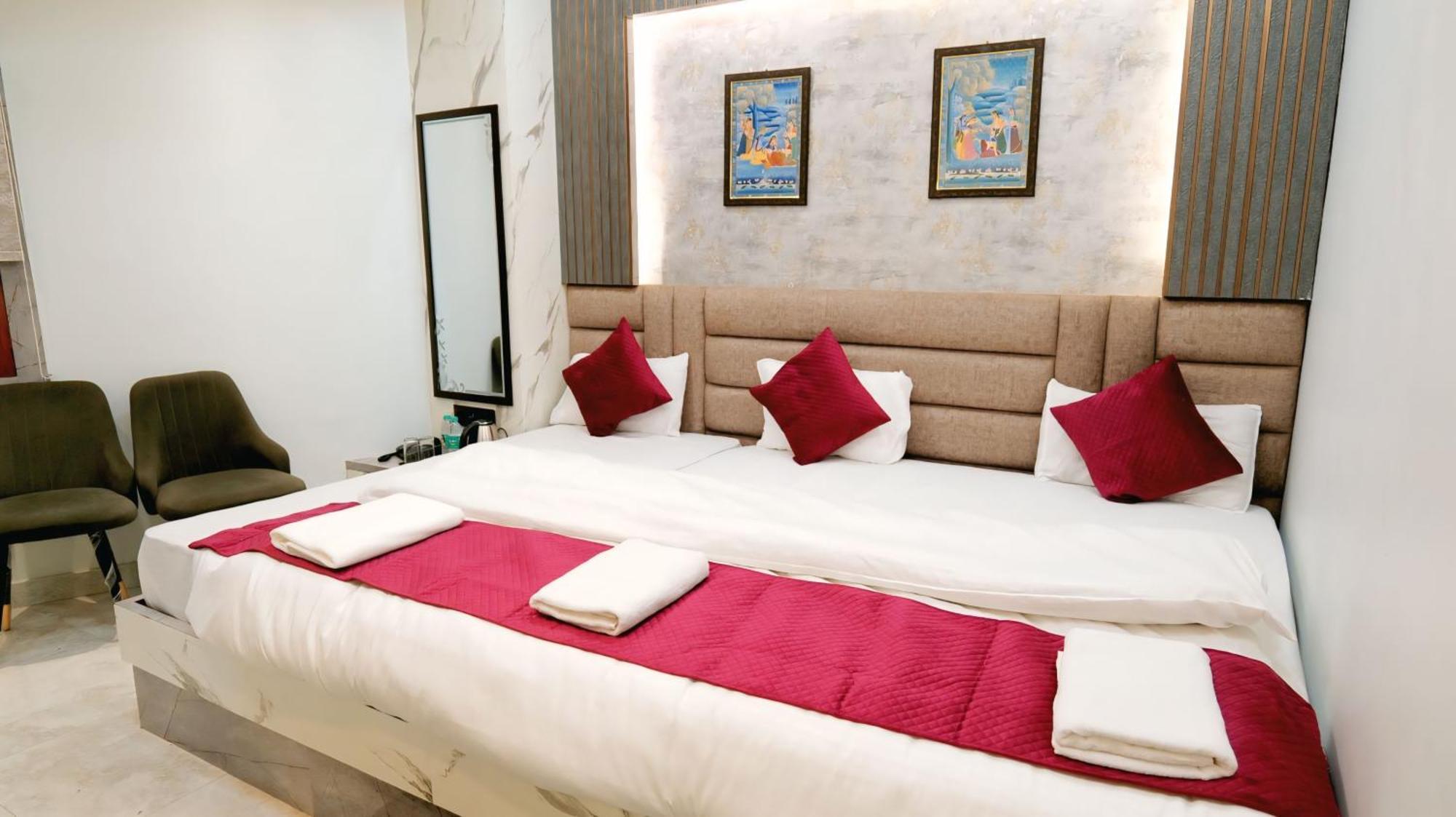 Shivsudhaa Hotel *