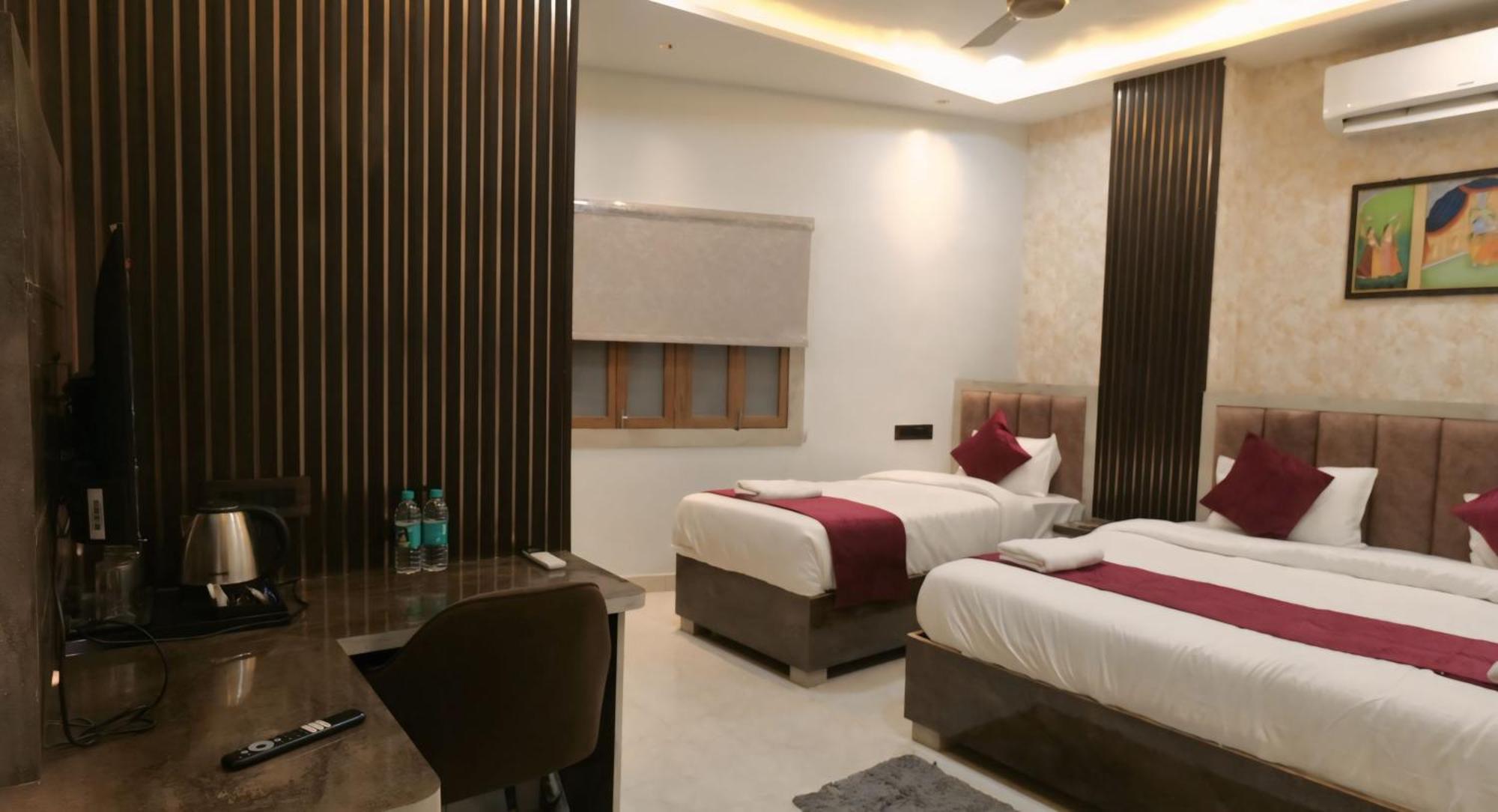 Shivsudhaa Hotel *