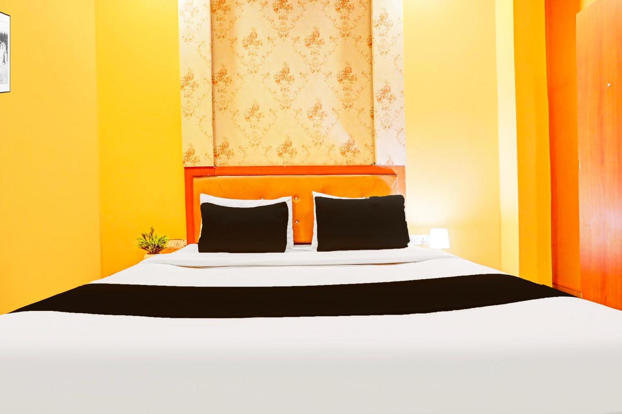 Hotel Super Collection O Swarna Banquet Bhu Rd *