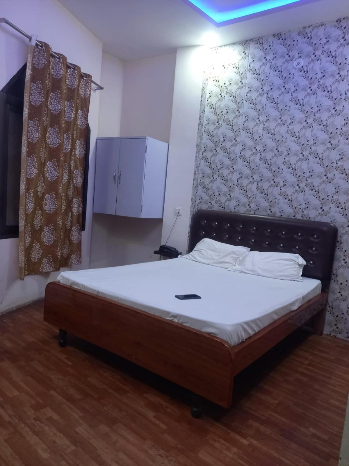 Hotel Tridev Paying Varanasi