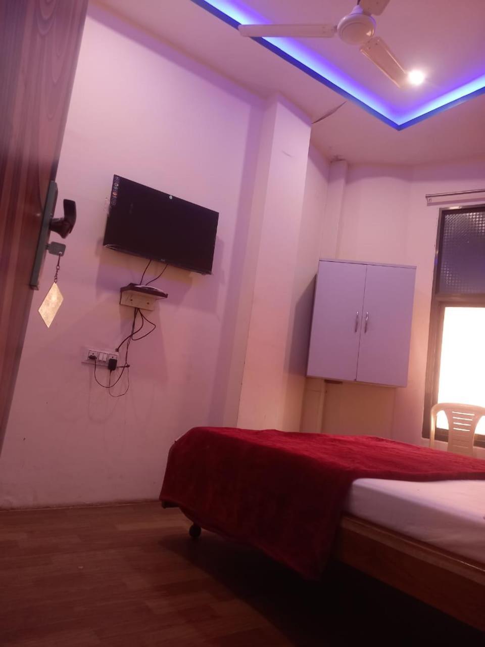 Tridev Paying Hotel
