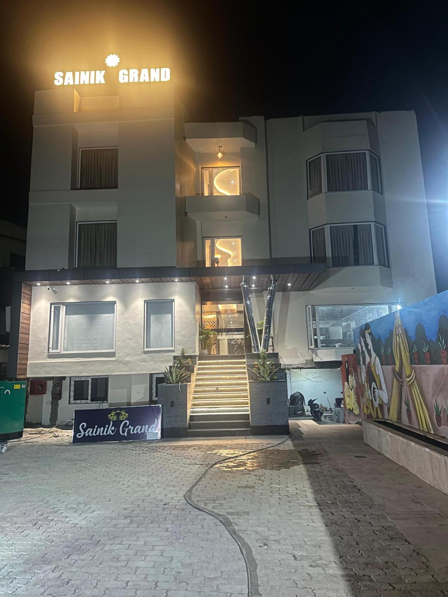Sainik Grand Hotel 3*