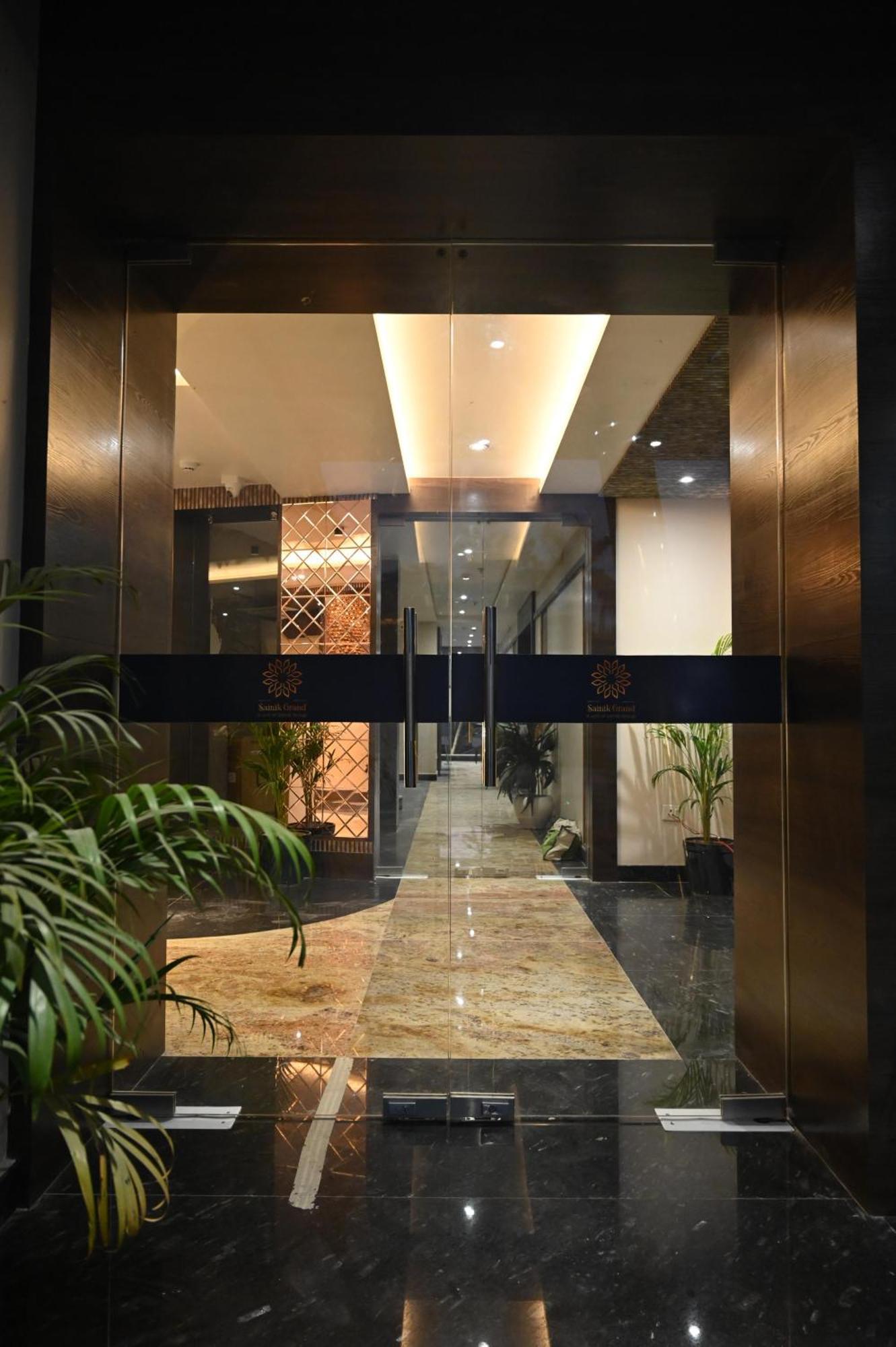 Hotel Sainik Grand Varanasi