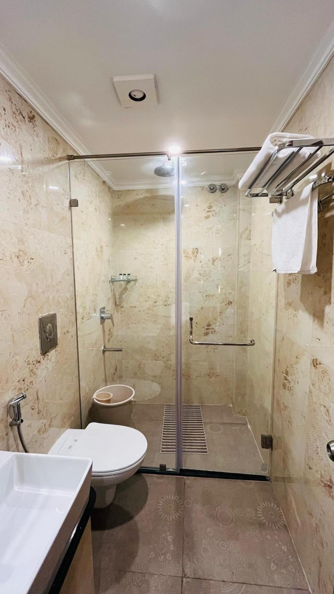 Four Leaf Arjuna Manor, 4*