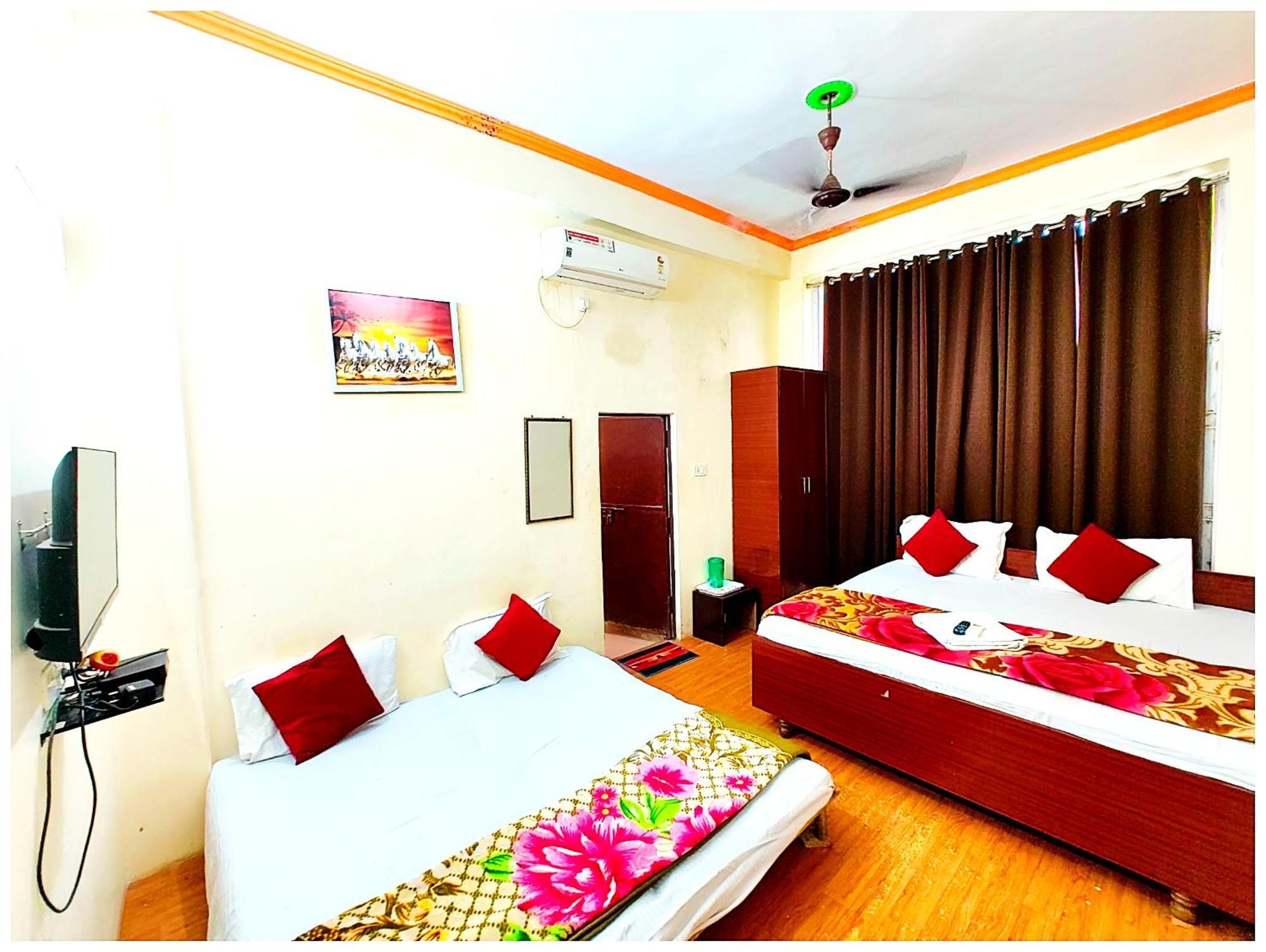 Premium - - P-a-r-a-d-i-s-e - - Near Railway Station And Temple - Restaurant - Wi-fi - Hygiene & Spacious - In Hotel Varanasi