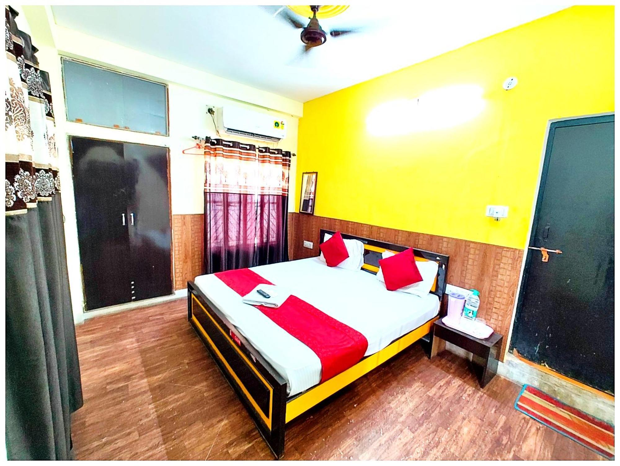 Premium - - P-a-r-a-d-i-s-e - - Near Railway Station And Temple - Restaurant - Wi-fi - Hygiene & Spacious - In Hotel *