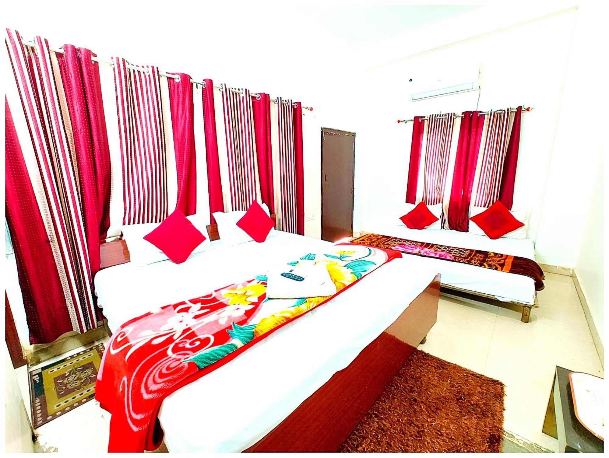 Hotel Premium - - P-a-r-a-d-i-s-e - - Near Railway Station And Temple - Restaurant - Wi-fi - Hygiene & Spacious - In Varanasi