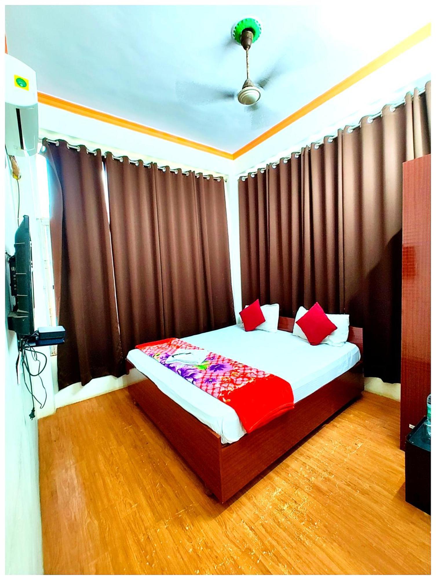 Premium - - P-a-r-a-d-i-s-e - - Near Railway Station And Temple - Restaurant - Wi-fi - Hygiene & Spacious - In * Varanasi