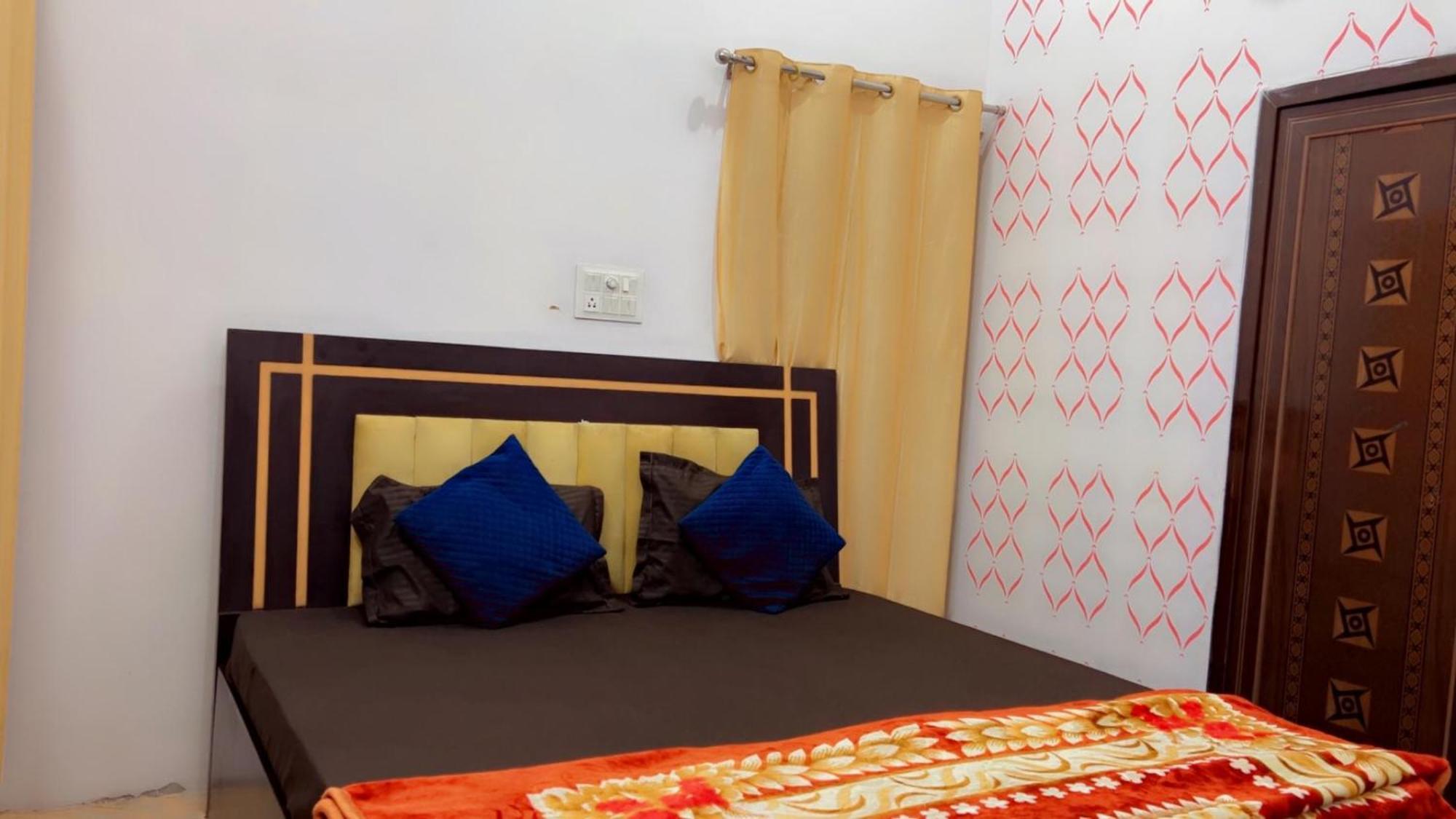 Apartment Shree Radhe Shyam - Walkable Distance To Sri Kashi Vishwanath Temple And Ganga Aarti Varanasi