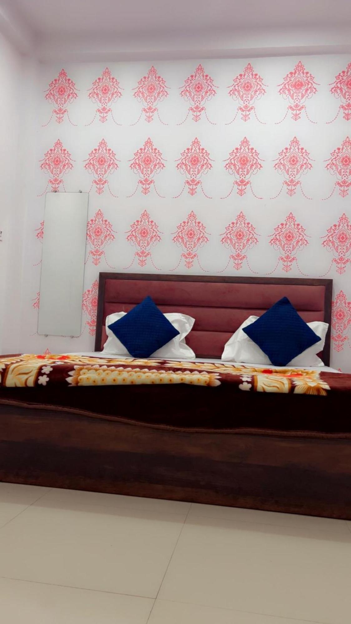 Shree Radhe Shyam - Walkable Distance To Sri Kashi Vishwanath Temple And Ganga Aarti Apartment Varanasi