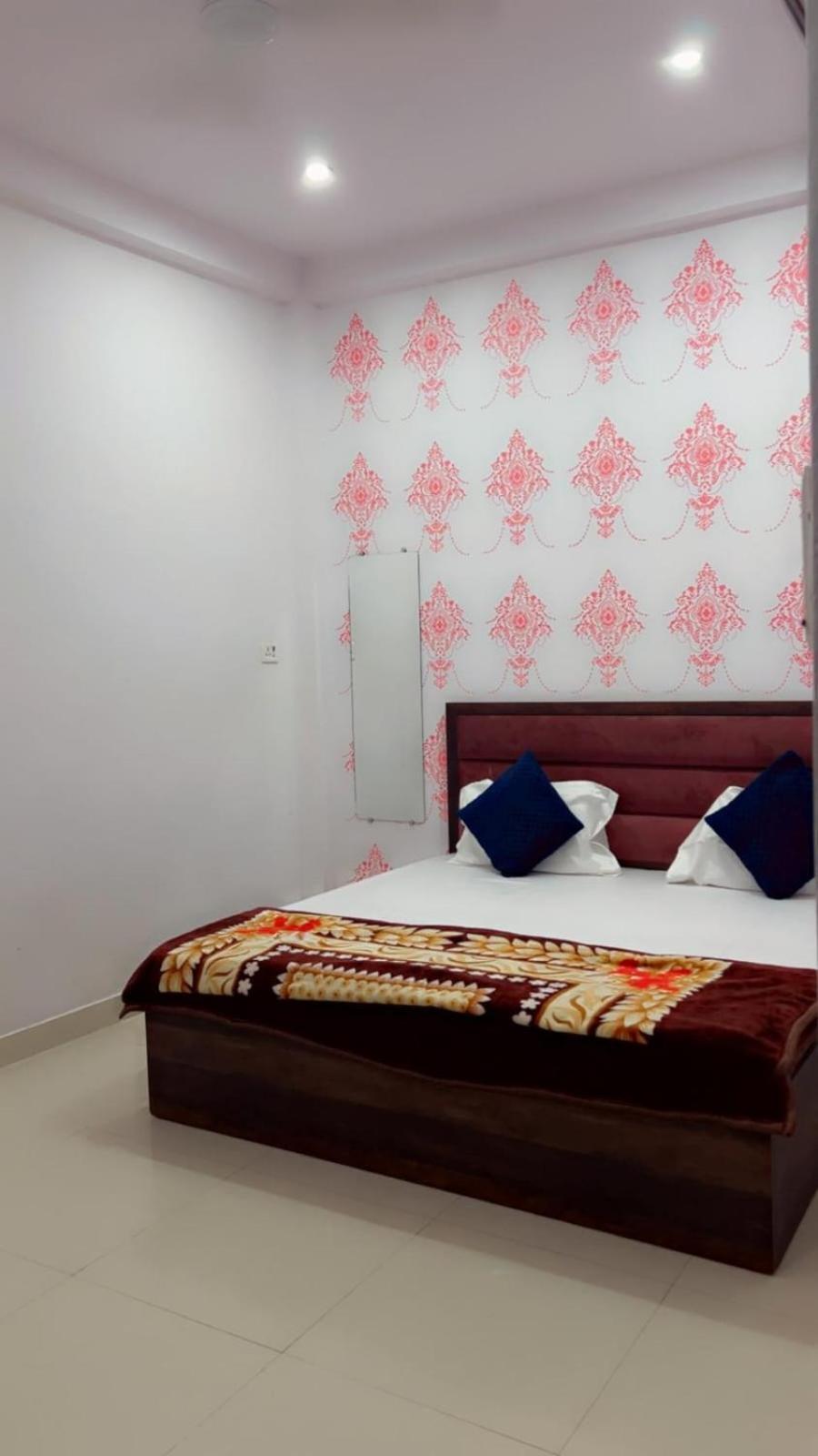 Shree Radhe Shyam - Walkable Distance To Sri Kashi Vishwanath Temple And Ganga Aarti Apartment *