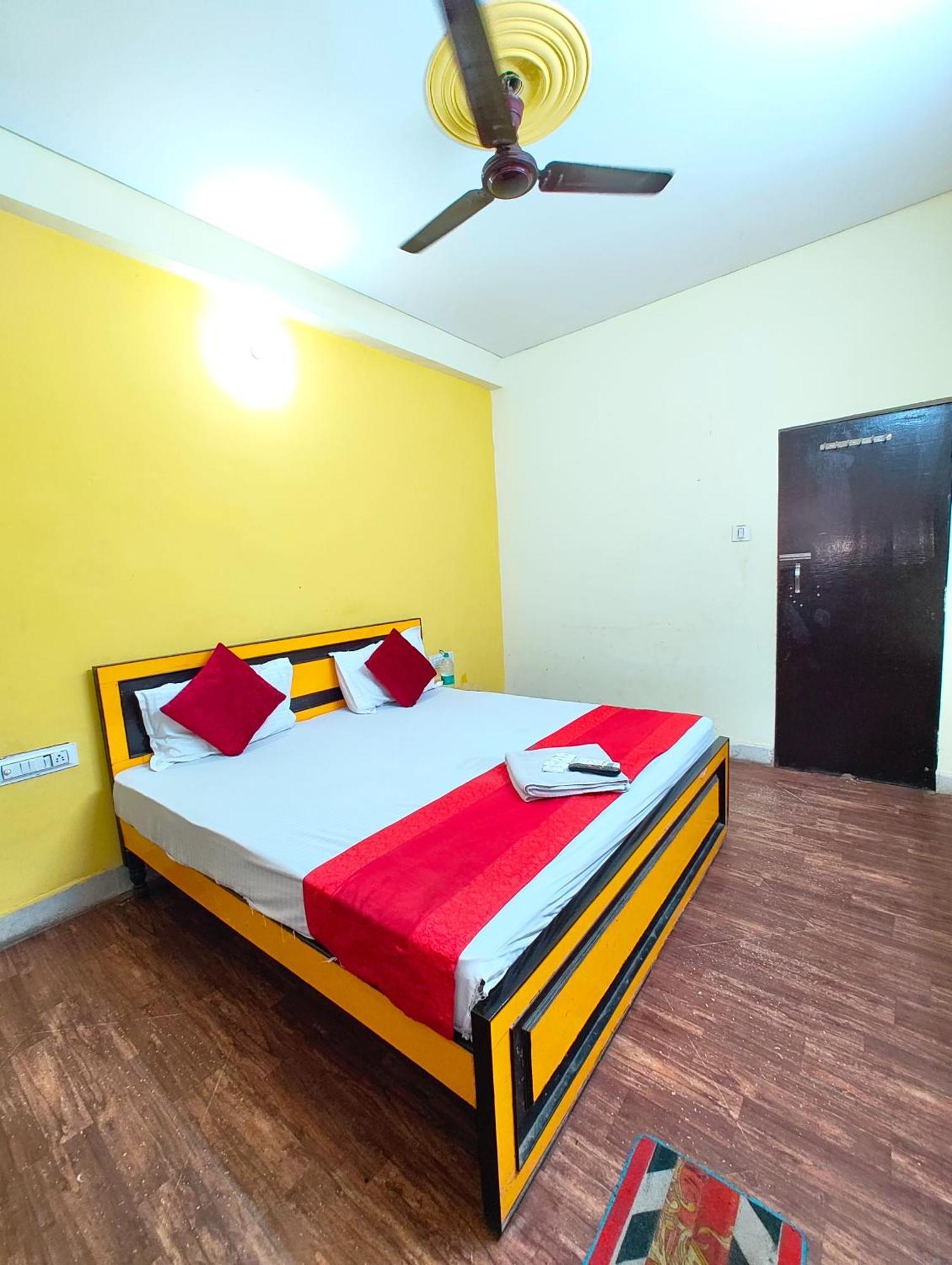 Hotel Fully Air-conditioned - Varnasi Paradise Premium Near Kashi Vishwanath Temple - And- Ganga Ghat - #free Parking #wifi Facilities #room Service - #fully Air Conditioning #prime Location - Seller In Varanasi