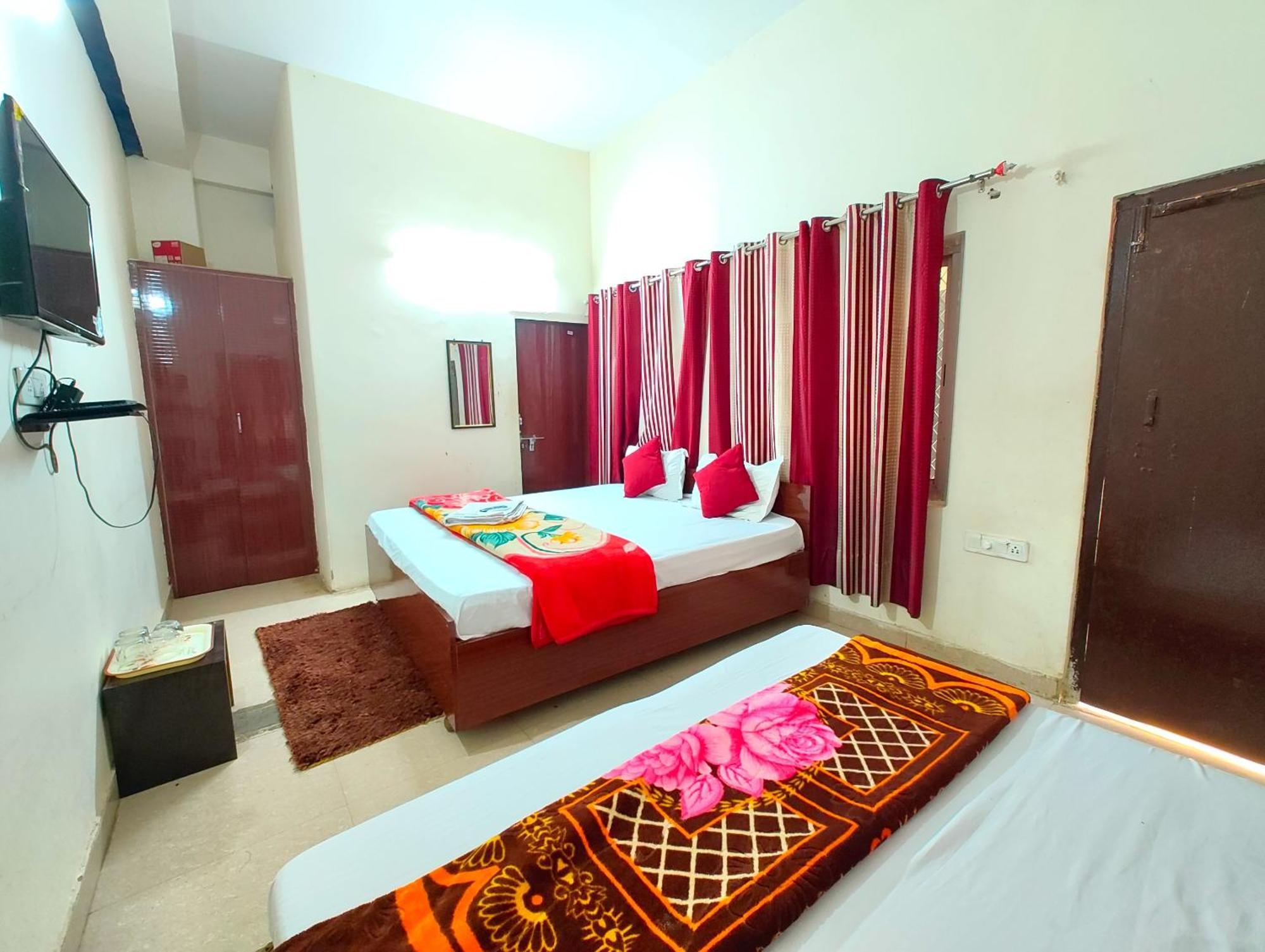 Fully Air-conditioned - Varnasi Paradise Premium Near Kashi Vishwanath Temple - And- Ganga Ghat - #free Parking #wifi Facilities #room Service - #fully Air Conditioning #prime Location - Seller In Varanasi