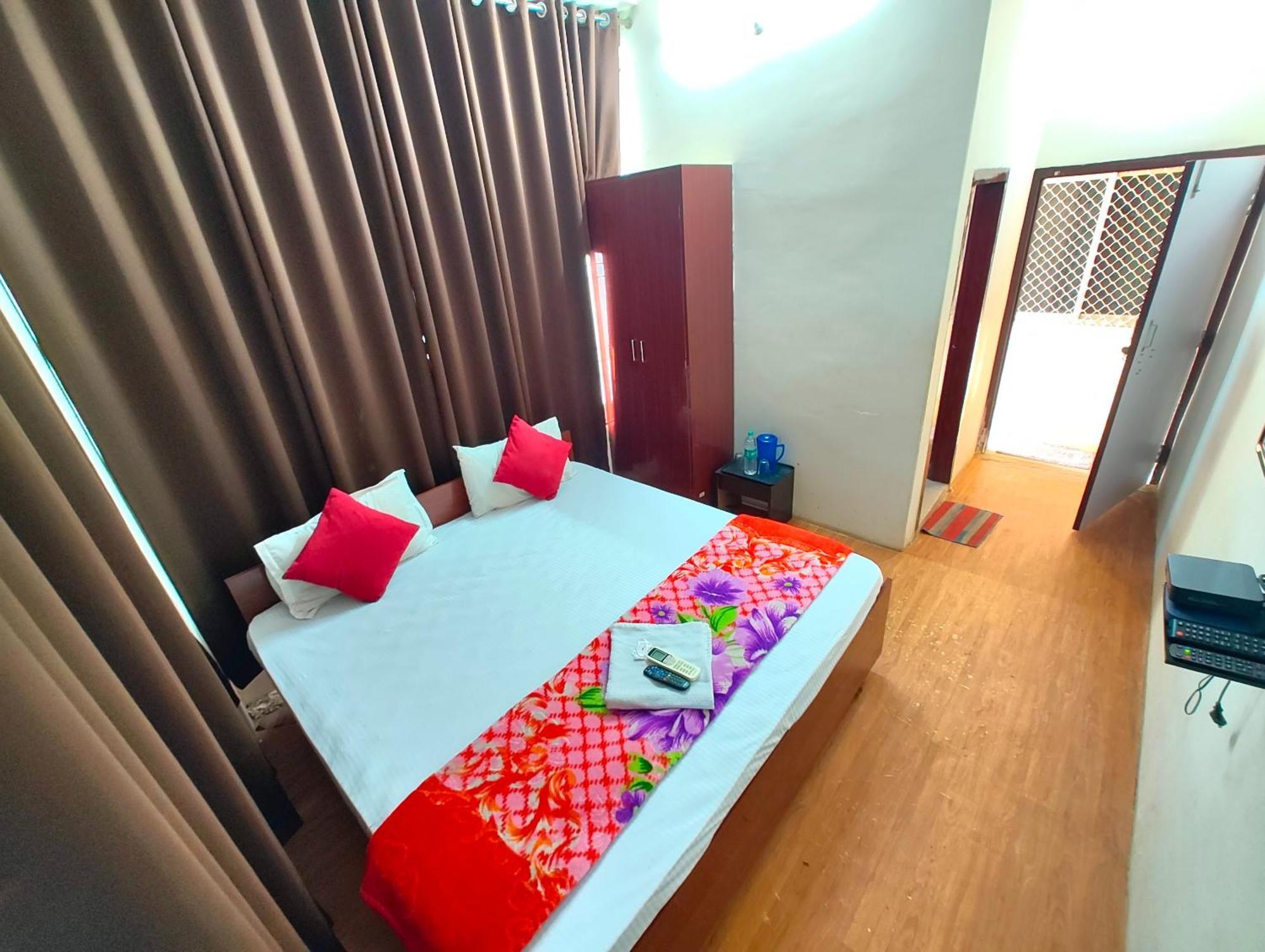 Fully Air-conditioned - Varnasi Paradise Premium Near Kashi Vishwanath Temple - And- Ganga Ghat - #free Parking #wifi Facilities #room Service - #fully Air Conditioning #prime Location - Seller In Hotel 3*