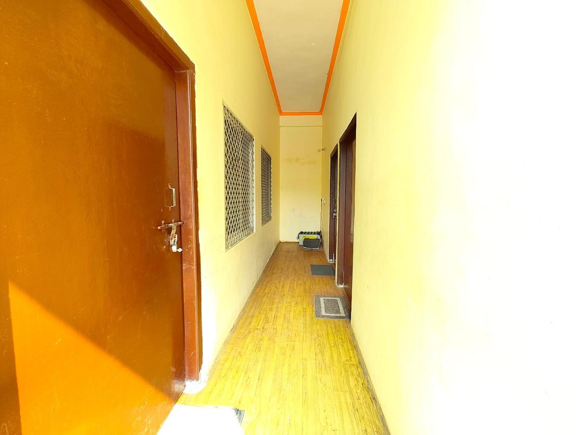 Fully Air-conditioned - Varnasi Paradise Premium Near Kashi Vishwanath Temple - And- Ganga Ghat - #free Parking #wifi Facilities #room Service - #fully Air Conditioning #prime Location - Seller In Varanasi