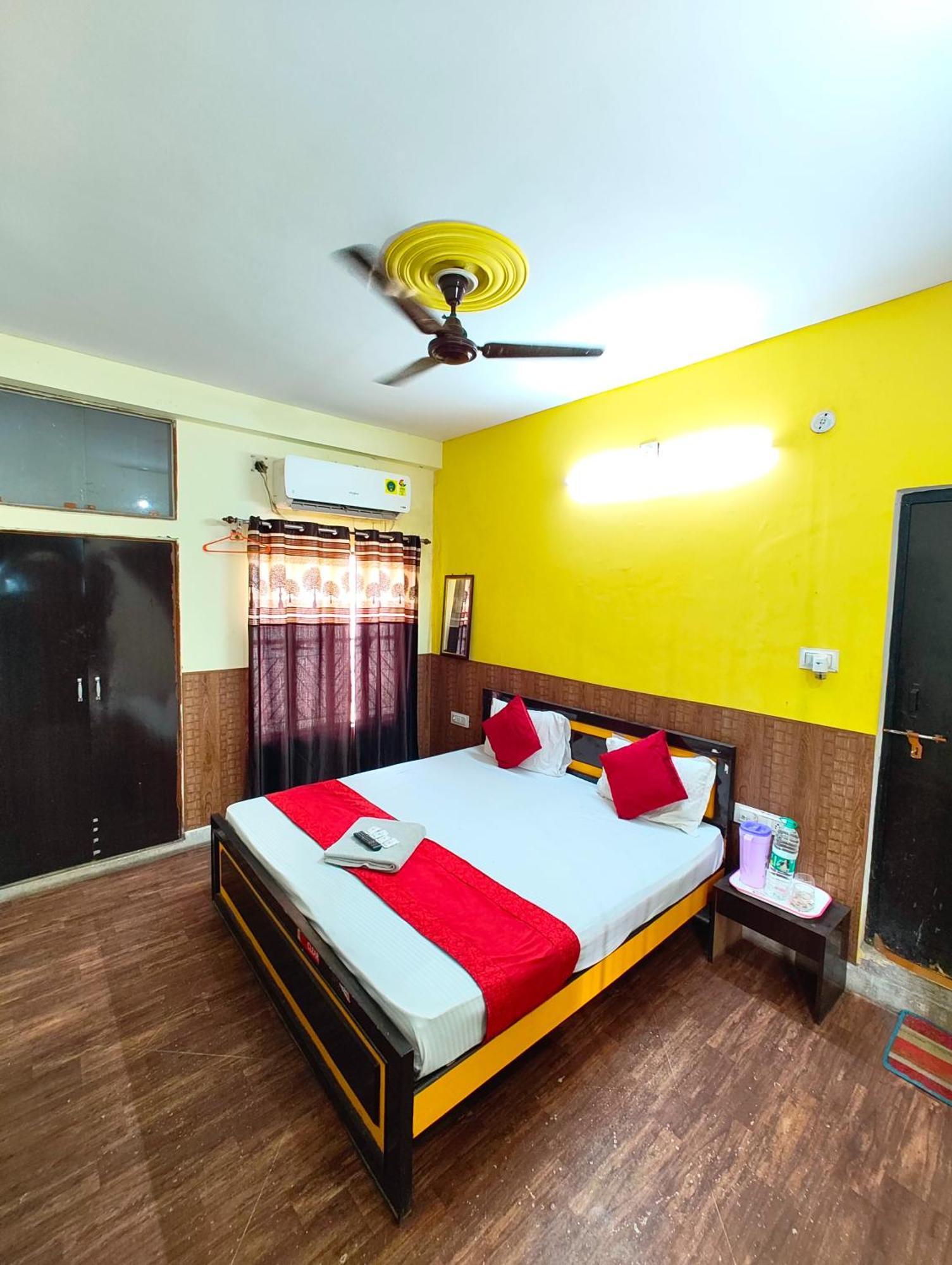 Fully Air-conditioned - Varnasi Paradise Premium Near Kashi Vishwanath Temple - And- Ganga Ghat - #free Parking #wifi Facilities #room Service - #fully Air Conditioning #prime Location - Seller In Hotel Varanasi