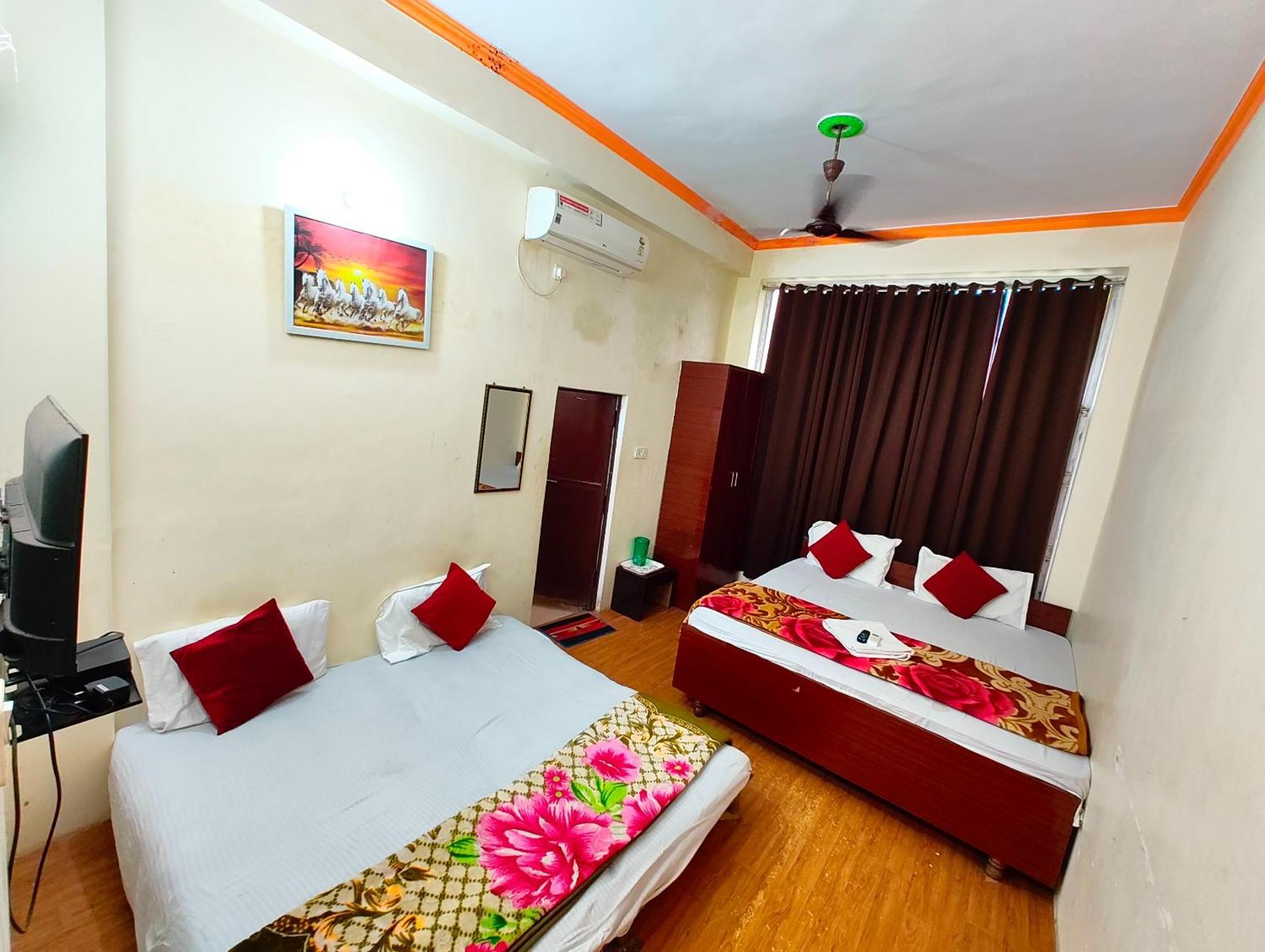Fully Air-conditioned - Varnasi Paradise Premium Near Kashi Vishwanath Temple - And- Ganga Ghat - #free Parking #wifi Facilities #room Service - #fully Air Conditioning #prime Location - Seller In Varanasi