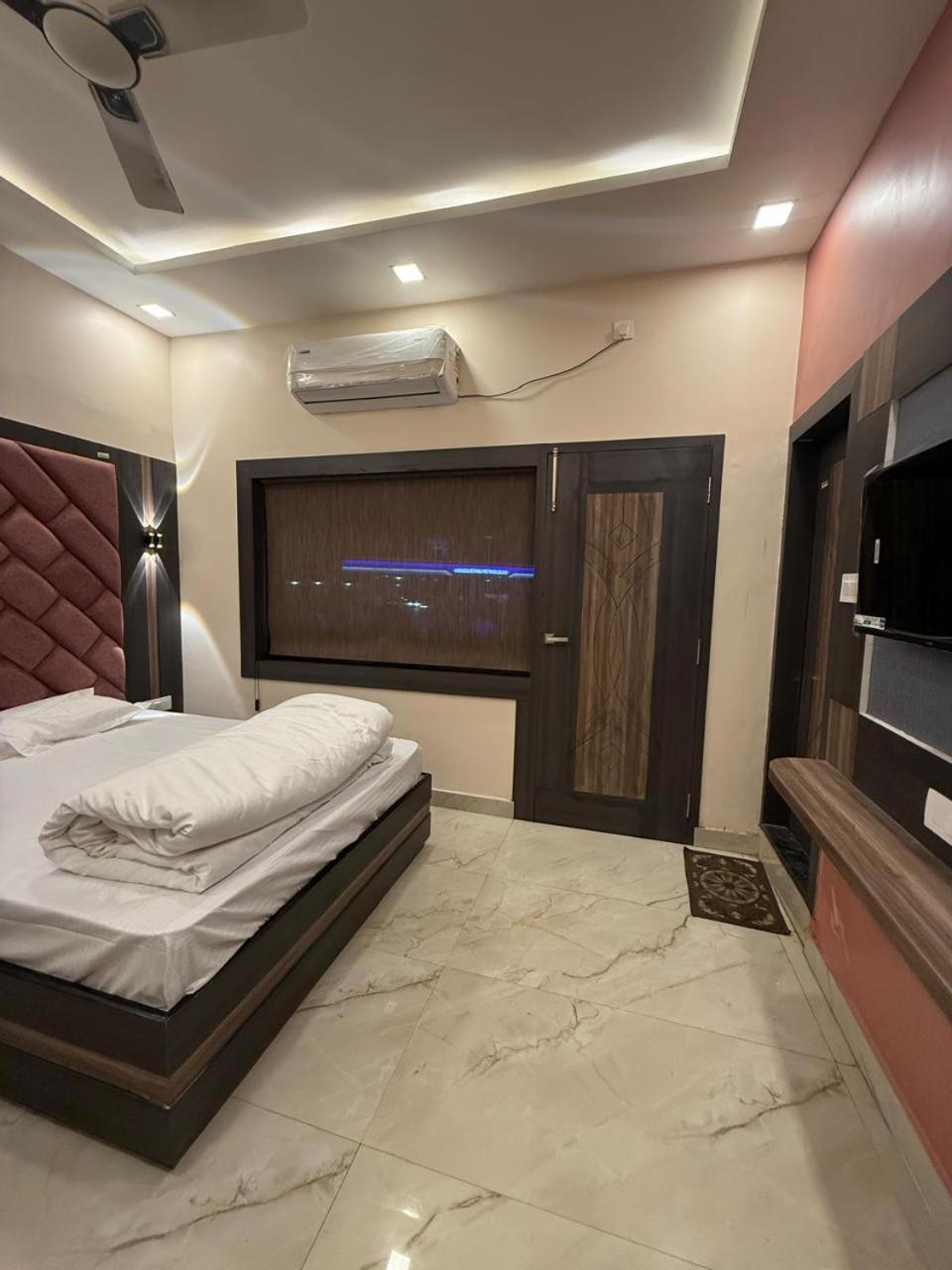 Dm Paying Varanasi