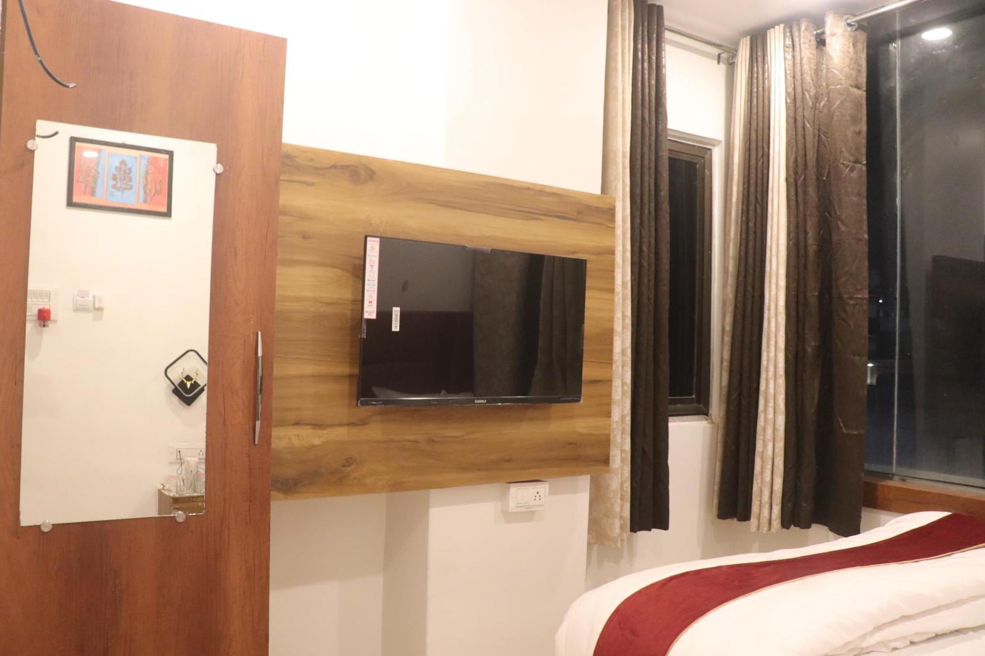 Maurya Pandeypur Hotel