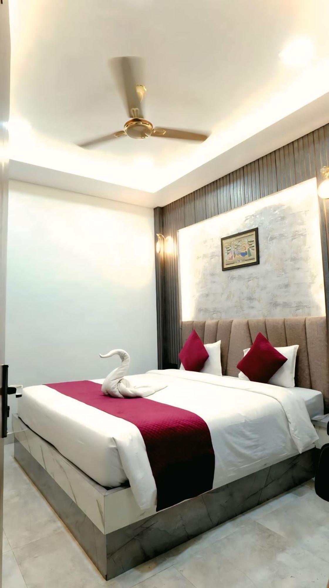 Shivsudhaa Hotel *