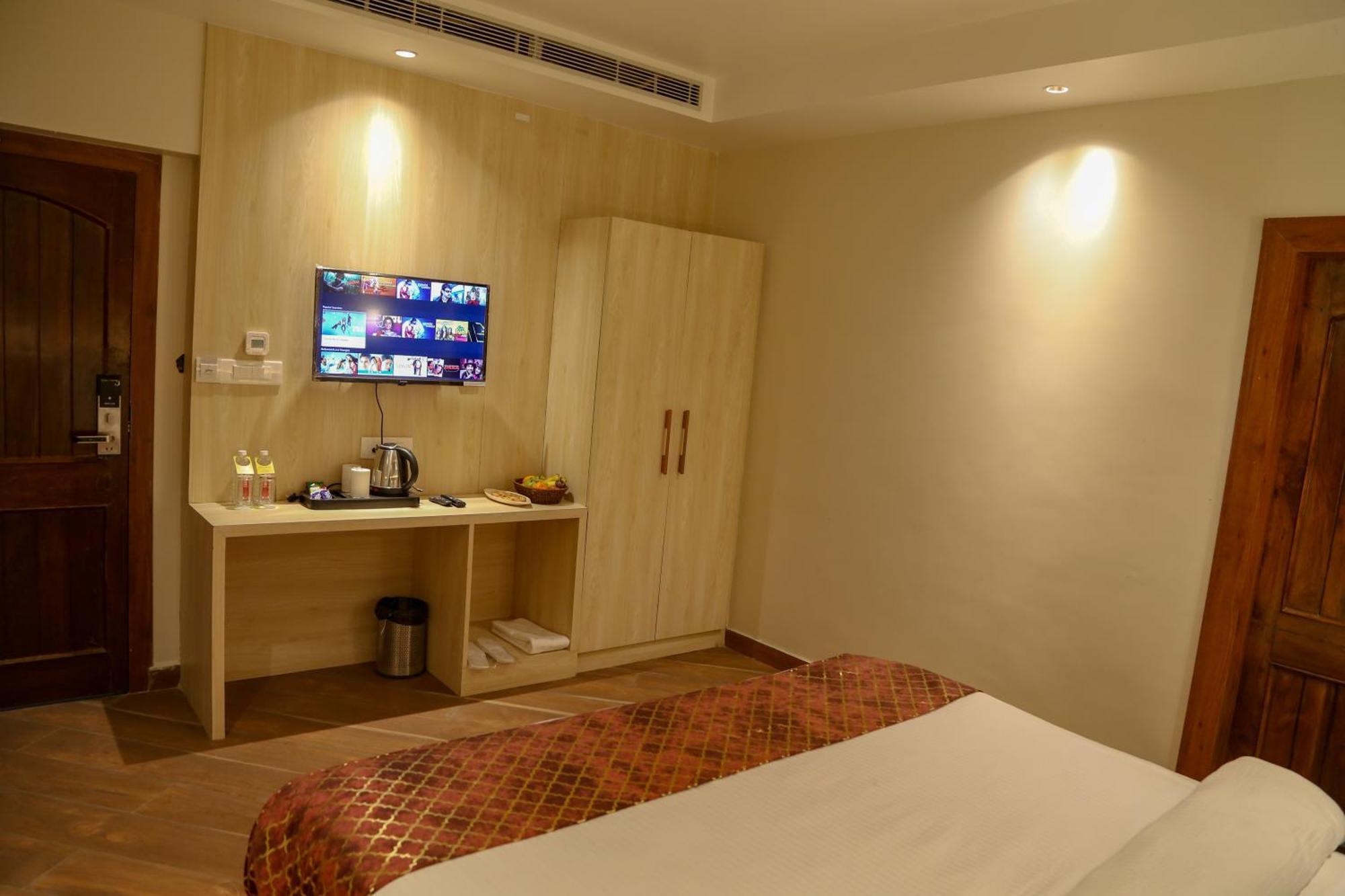 Four Leaf Arjuna Manor, Hotel 4*