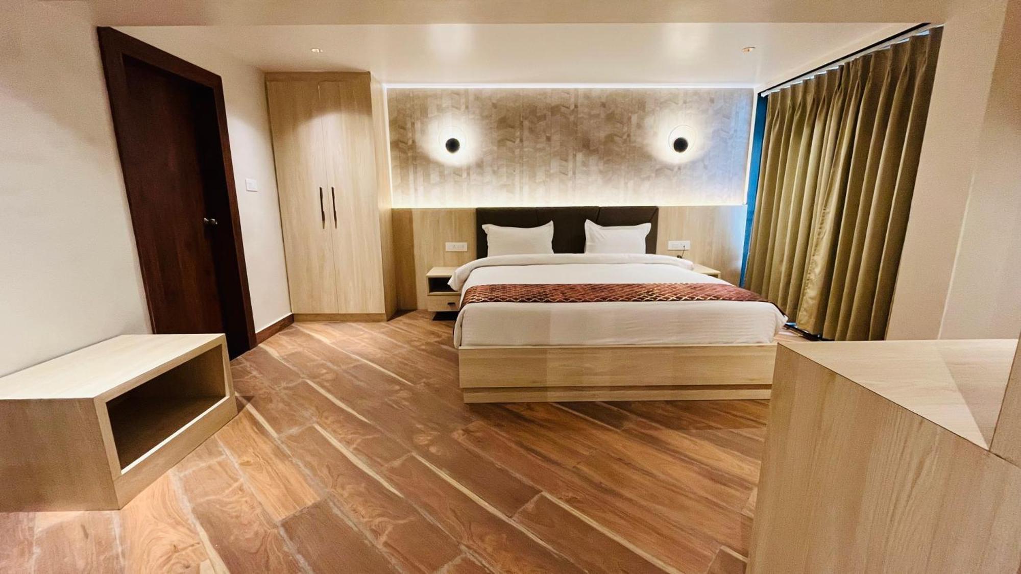 Hotel Four Leaf Arjuna Manor, 4*