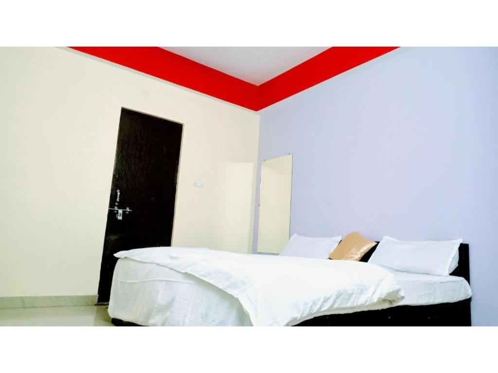 Hotel Shivaayy Banaras Near Kashi Vishwanath Temple Road 2*