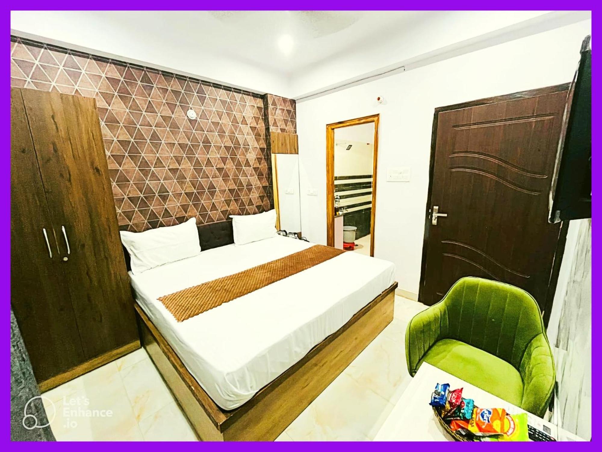 Vinayak # Grand Near Kashi Vishwanath Temple - Fully Air Conditioning - A Rated Four Star 4*