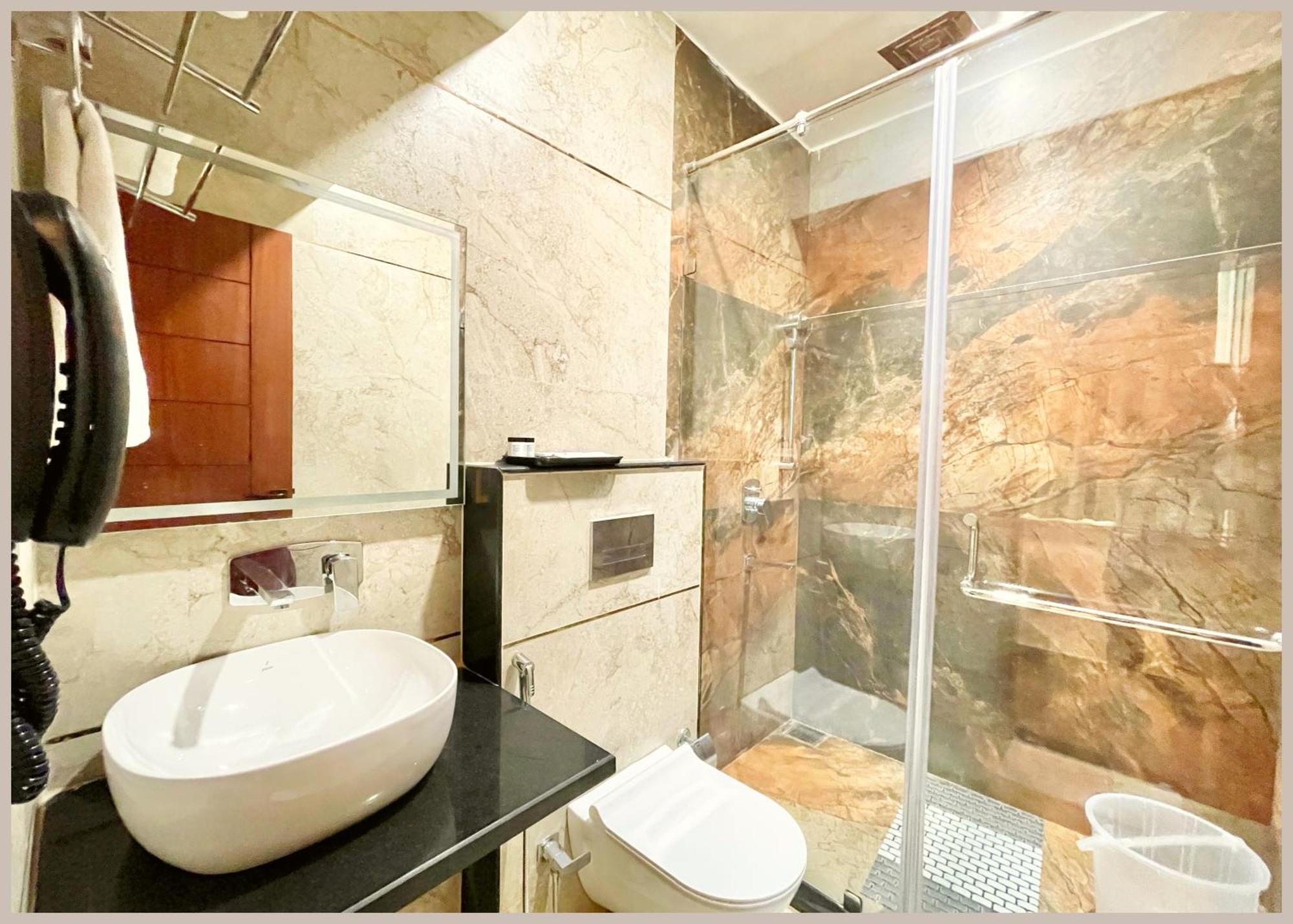 Mantavya Premium Near Kashi Vishwanath Temple - Lift And Parking Facilities - Air Conditioning - Rated Four Star Varanasi