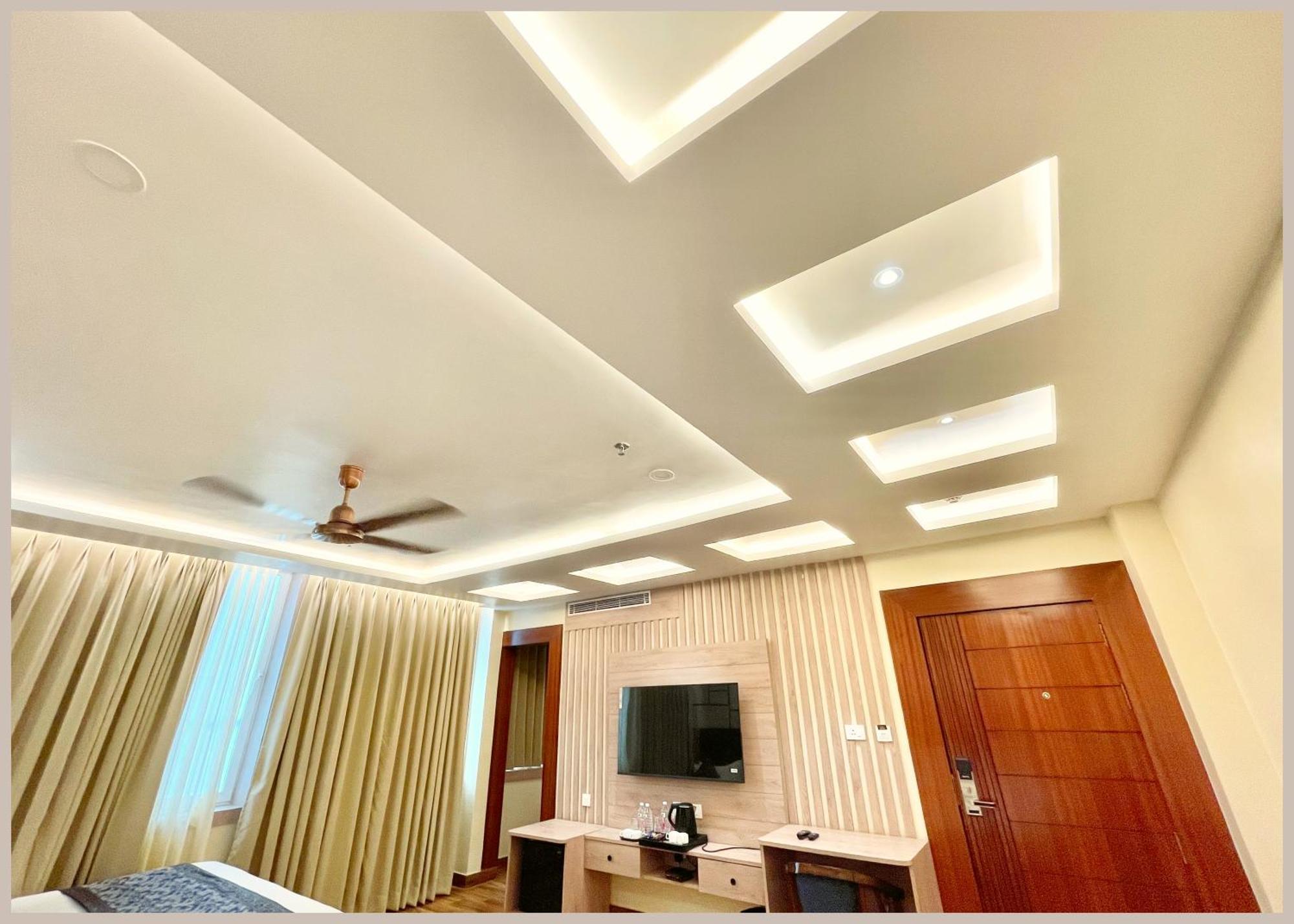 Mantavya Premium Near Kashi Vishwanath Temple - Lift And Parking Facilities - Air Conditioning - Rated Four Star Hotel Varanasi