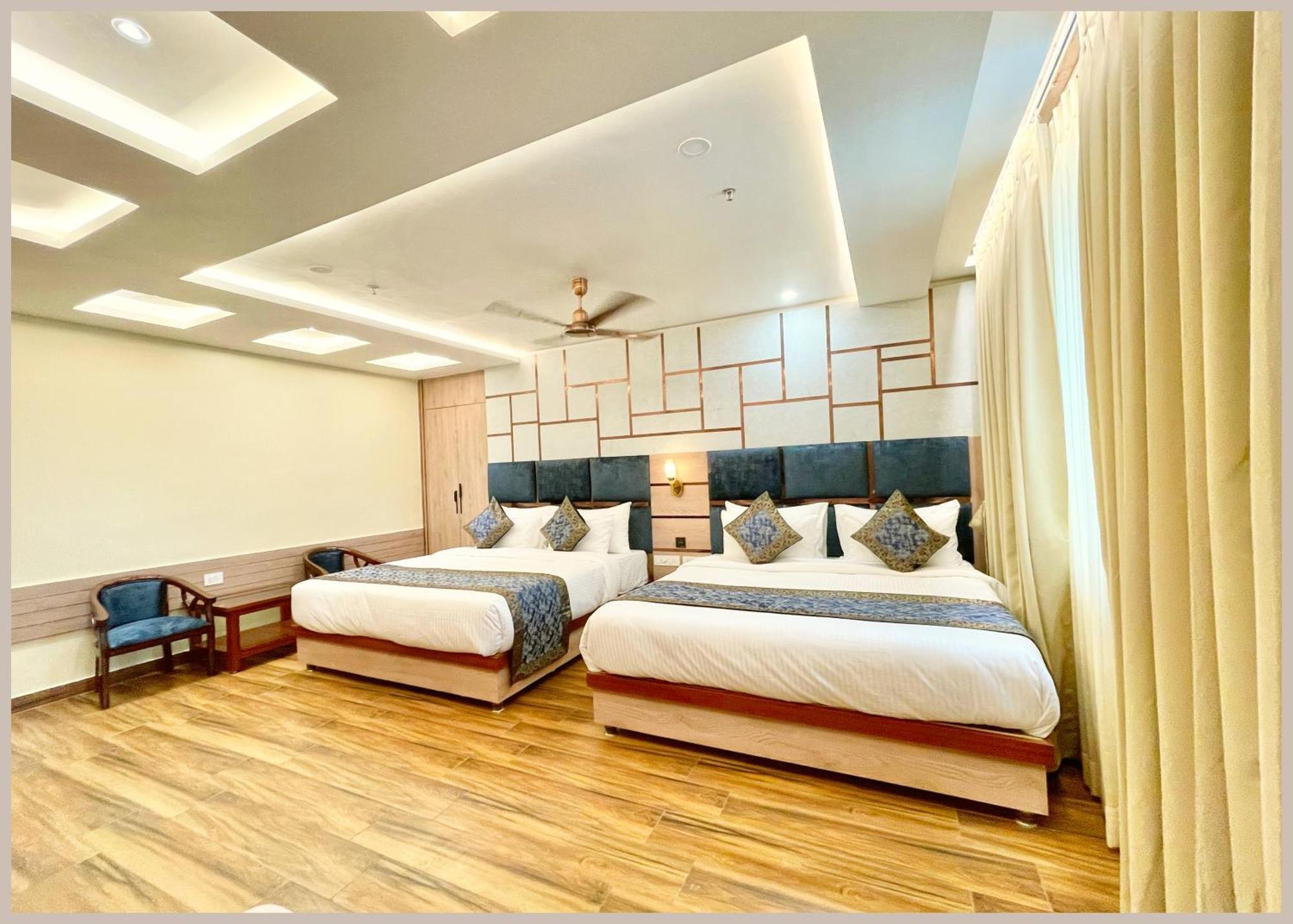 Mantavya Premium Near Kashi Vishwanath Temple - Lift And Parking Facilities - Air Conditioning - Rated Four Star 4* Varanasi