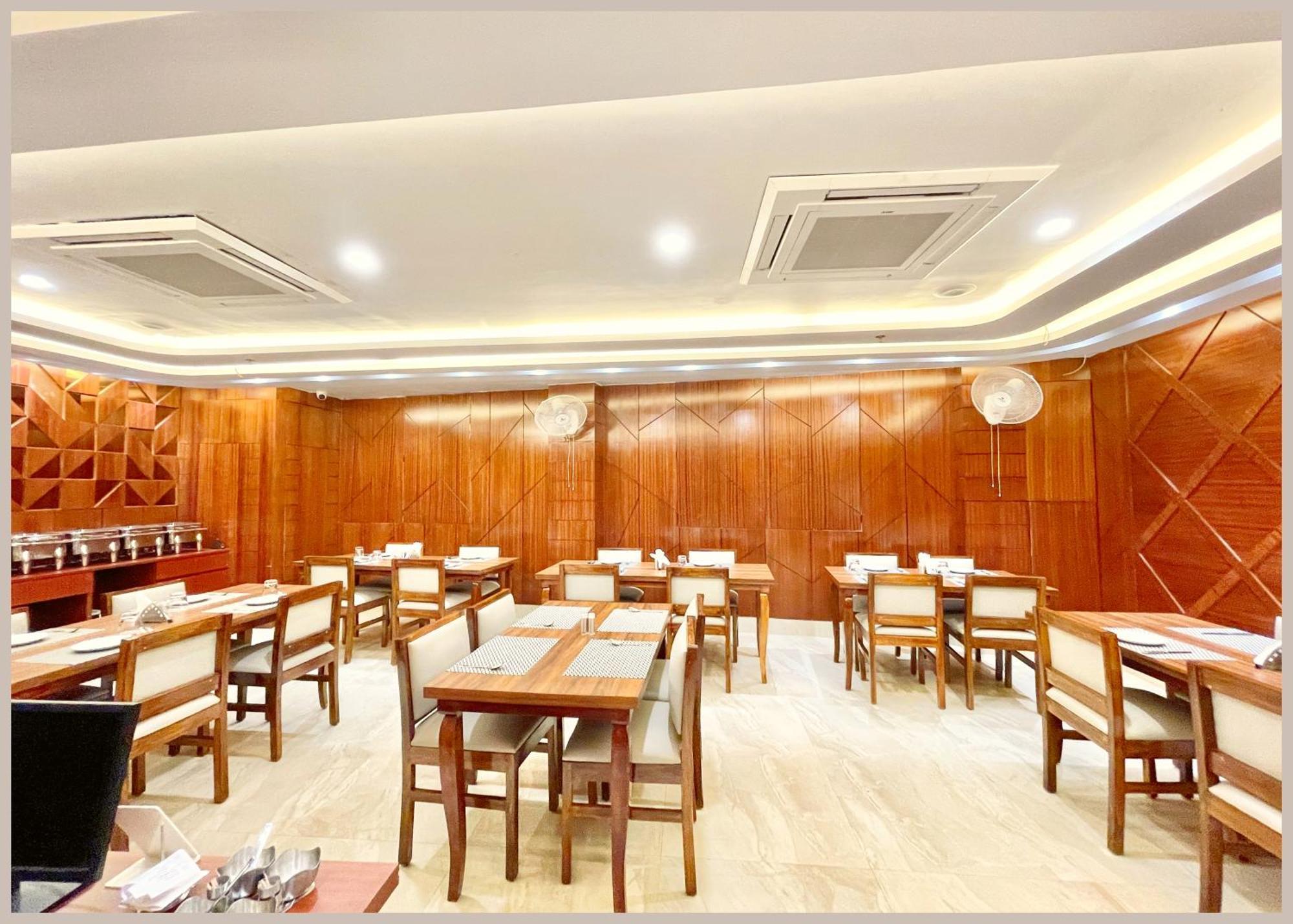 Hotel Mantavya Premium Near Kashi Vishwanath Temple - Lift And Parking Facilities - Air Conditioning - Rated Four Star 4*