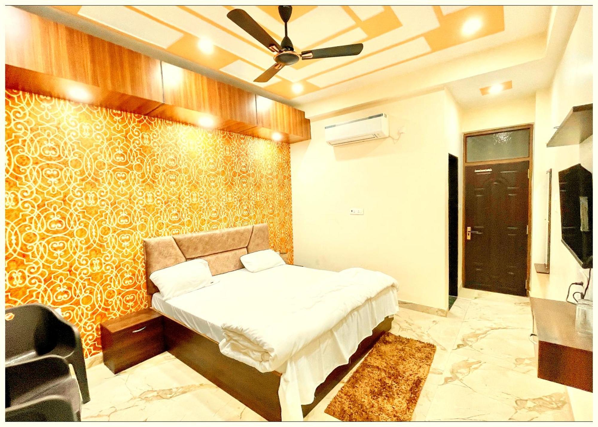 Hotel Sunayana # Near Kashi Vishwanath Temple - Free Public Parking And Wifi Facilities - Air Conditioning - Varanasi