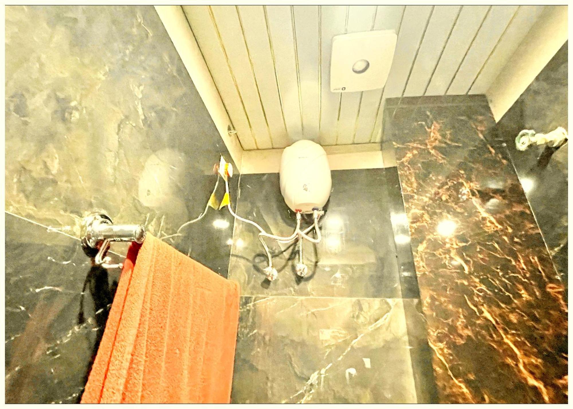 Hotel Sunayana # Near Kashi Vishwanath Temple - Free Public Parking And Wifi Facilities - Air Conditioning - Varanasi