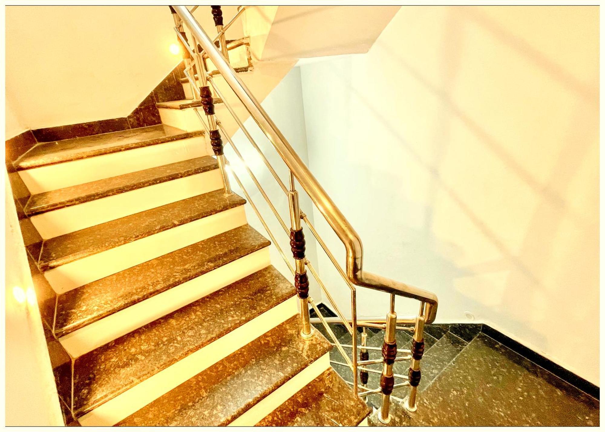 Sunayana # Near Kashi Vishwanath Temple - Free Public Parking And Wifi Facilities - Air Conditioning - Hotel