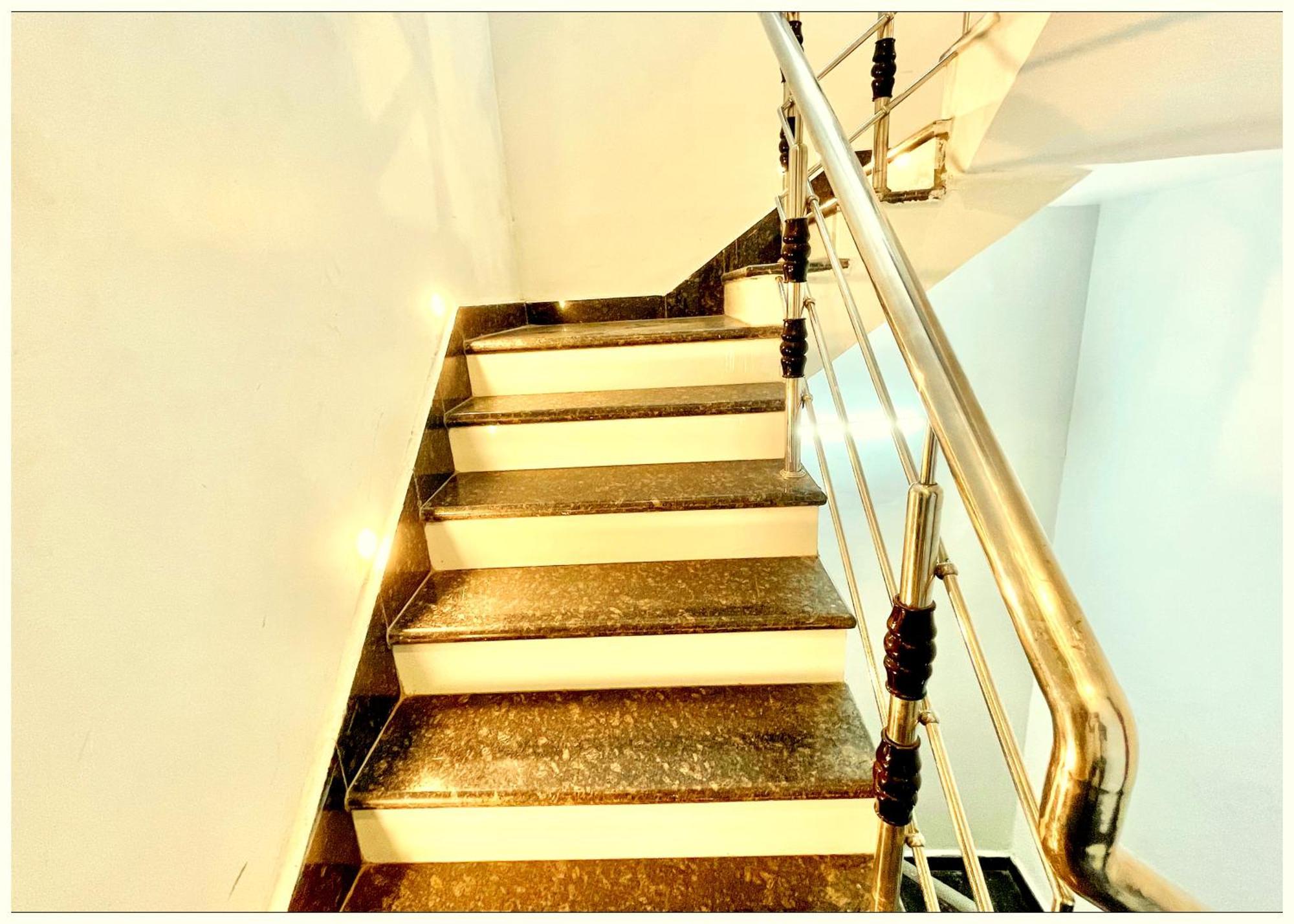Sunayana # Near Kashi Vishwanath Temple - Free Public Parking And Wifi Facilities - Air Conditioning - 4*