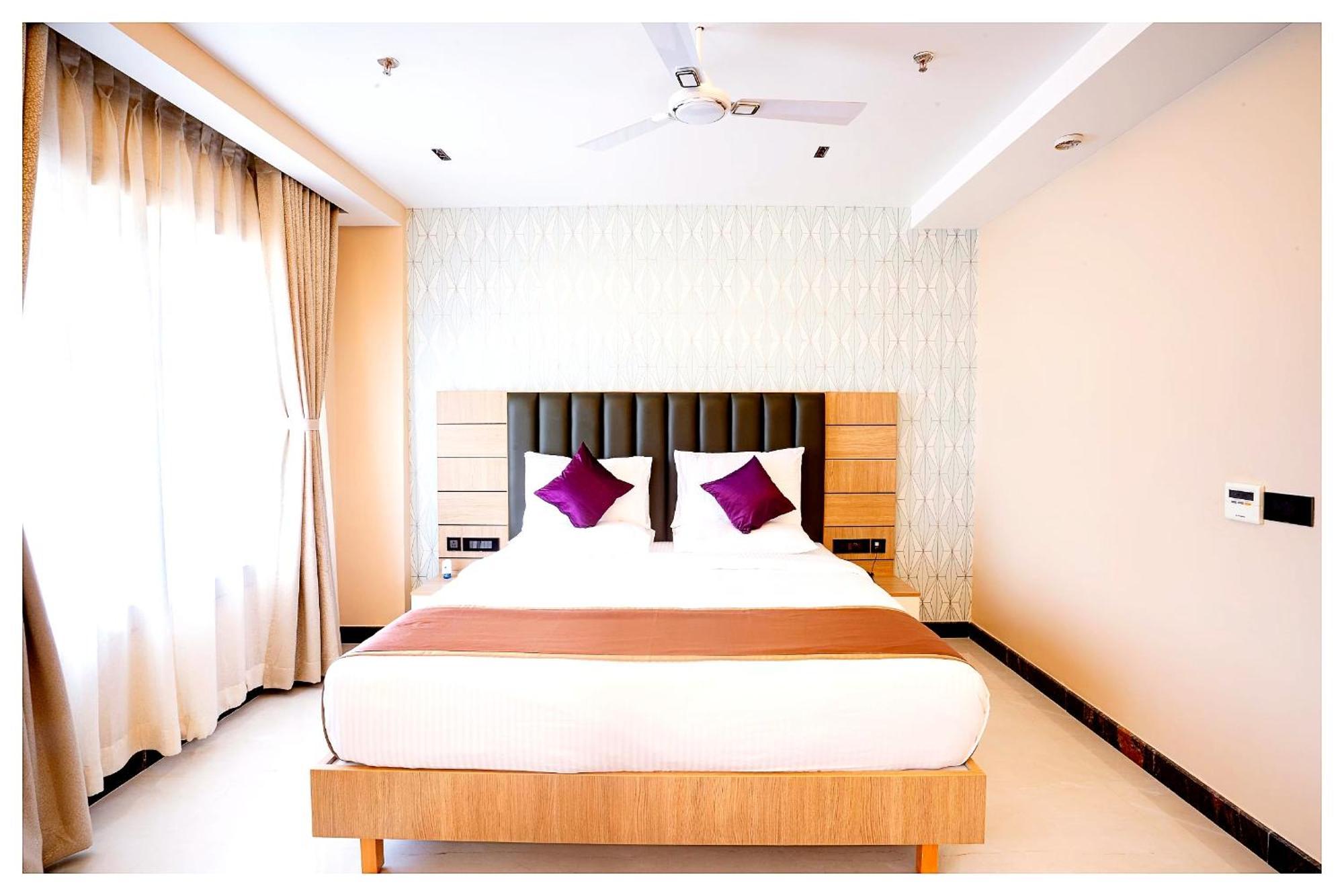 Narayani Near Kashi Vishwanath Temple - Fully Air Conditioned - A Rated In Hotel Varanasi