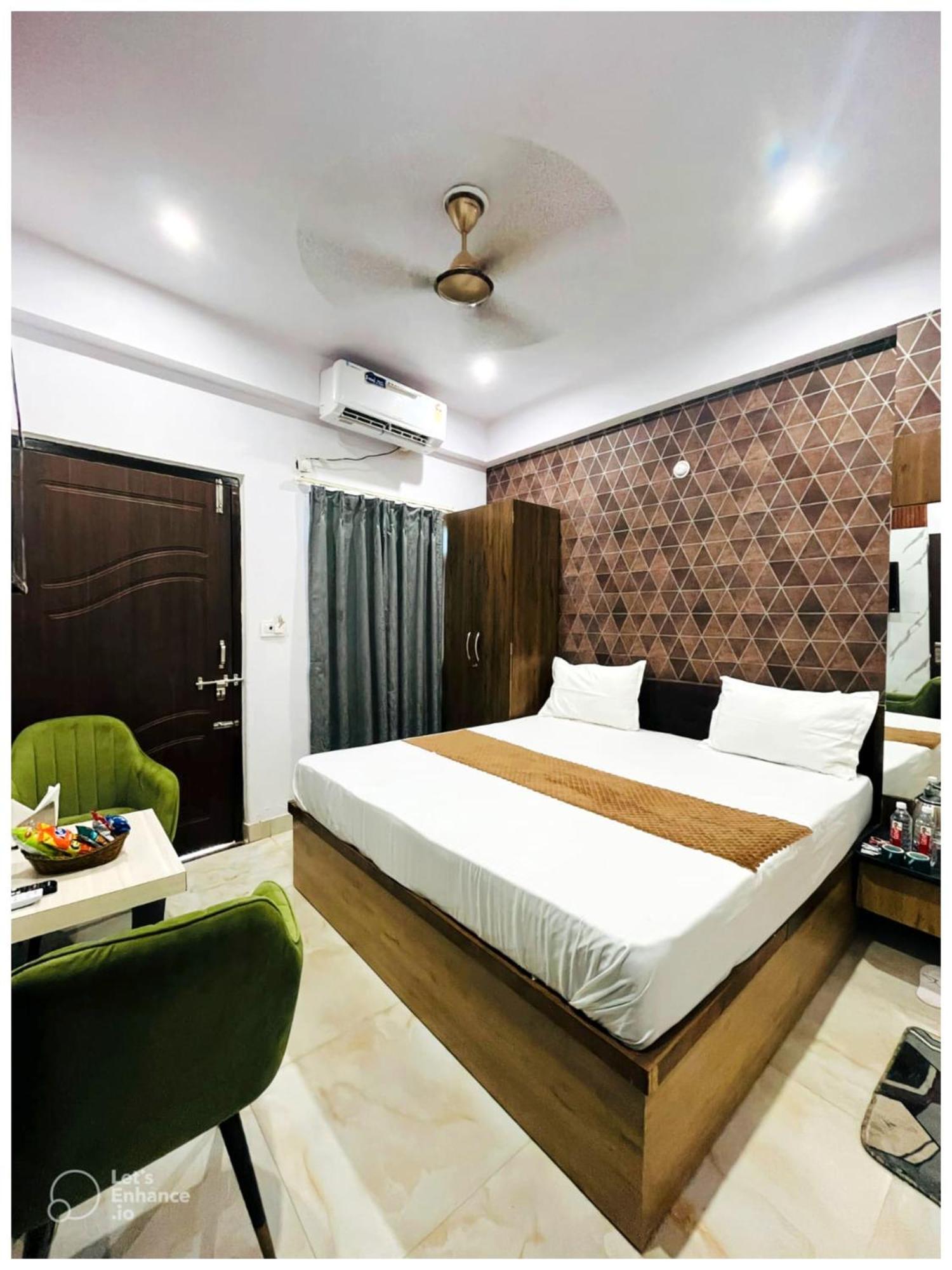 Hotel Vinayak # Grand Near Kashi Vishwanath Temple - Fully Air Conditioning - A Rated Four Star 4*