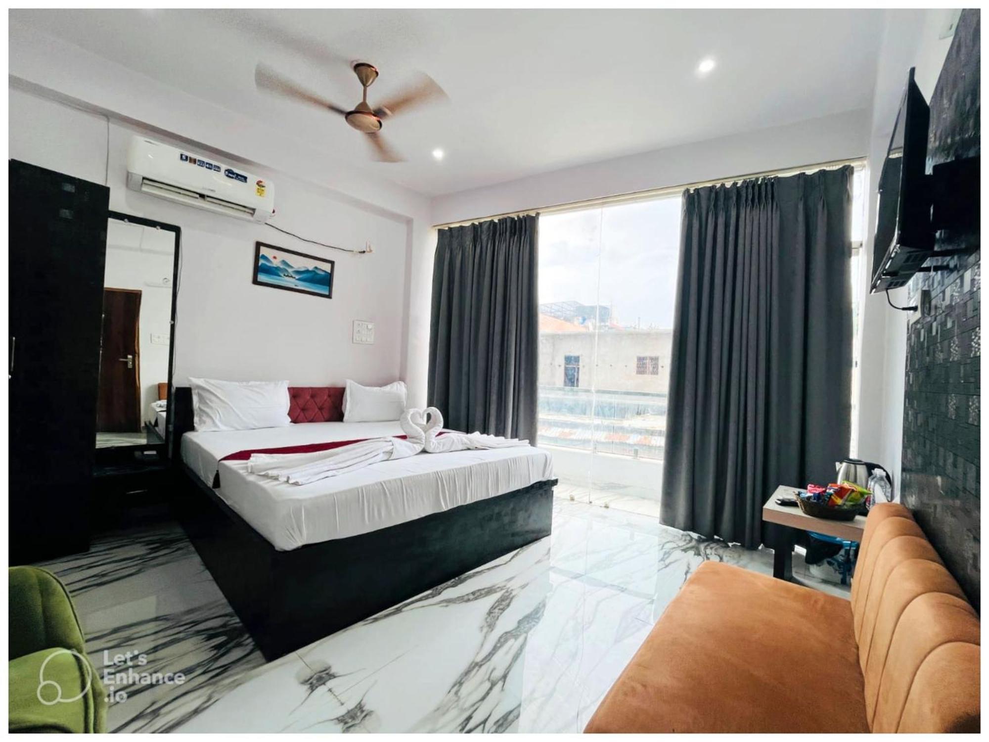 Vinayak # Grand Near Kashi Vishwanath Temple - Fully Air Conditioning - A Rated Four Star Varanasi